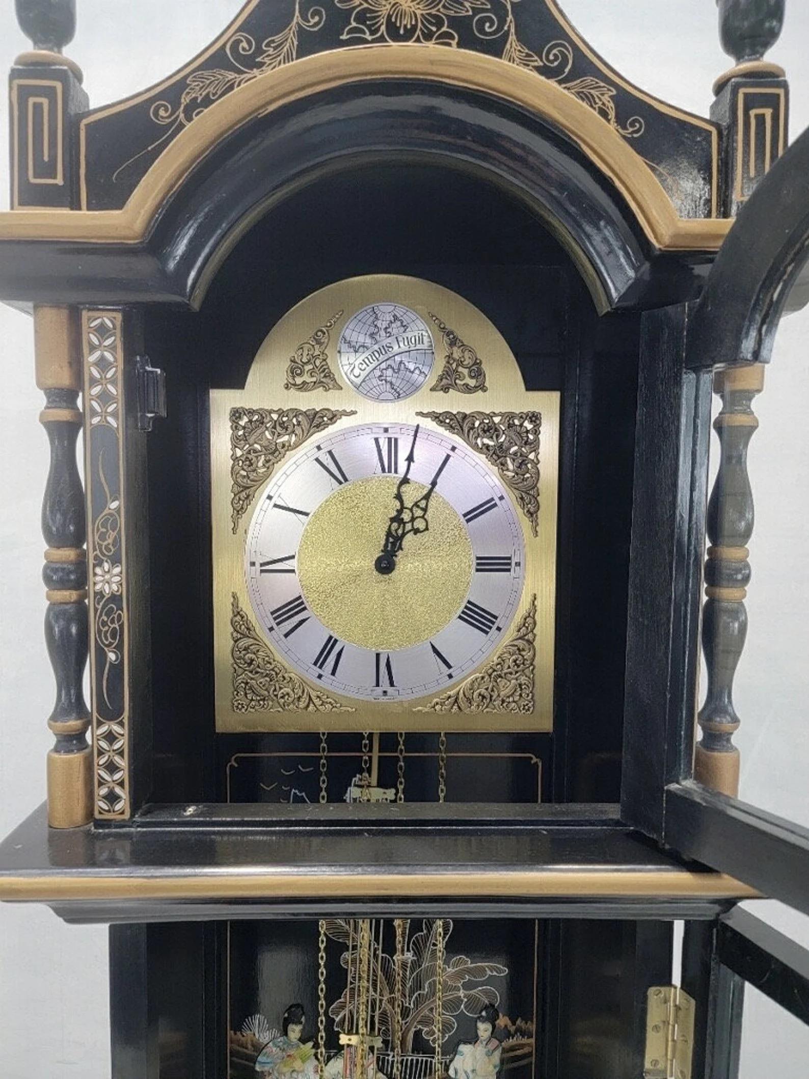 Chinoiseries Wai Hing Clocks Co. Horloge grand-père allemande Tempus Fugit laquée chinoiseries en vente