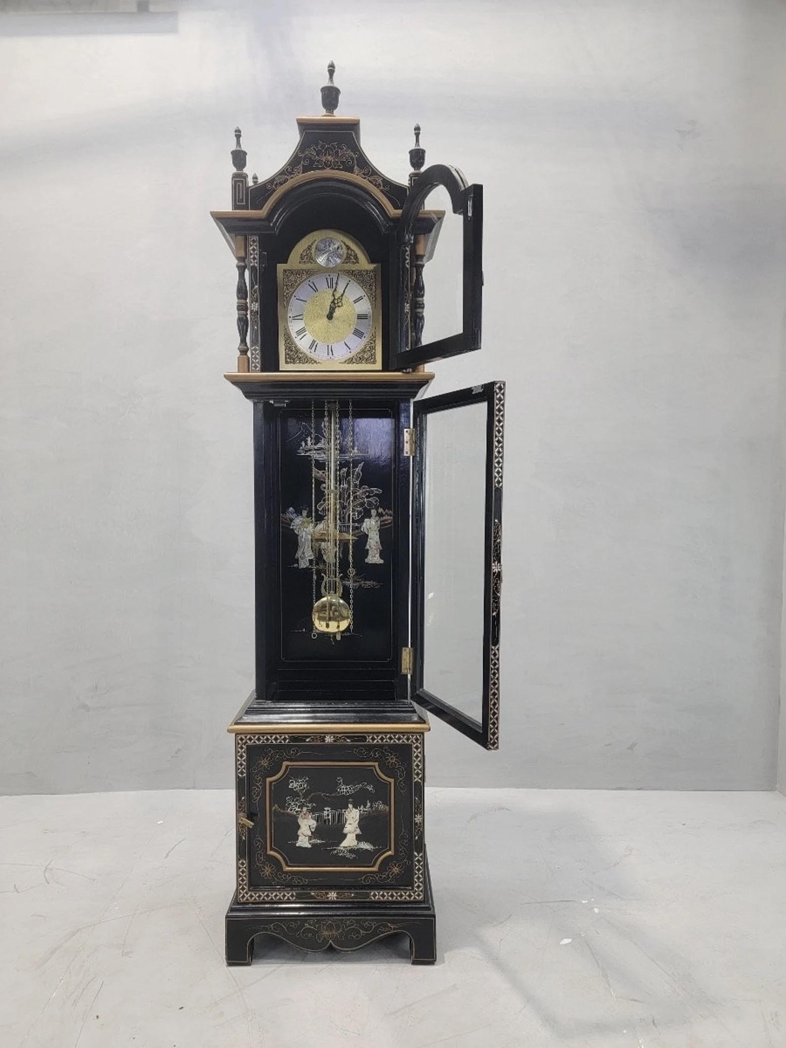 Inconnu Wai Hing Clocks Co. Horloge grand-père allemande Tempus Fugit laquée chinoiseries en vente