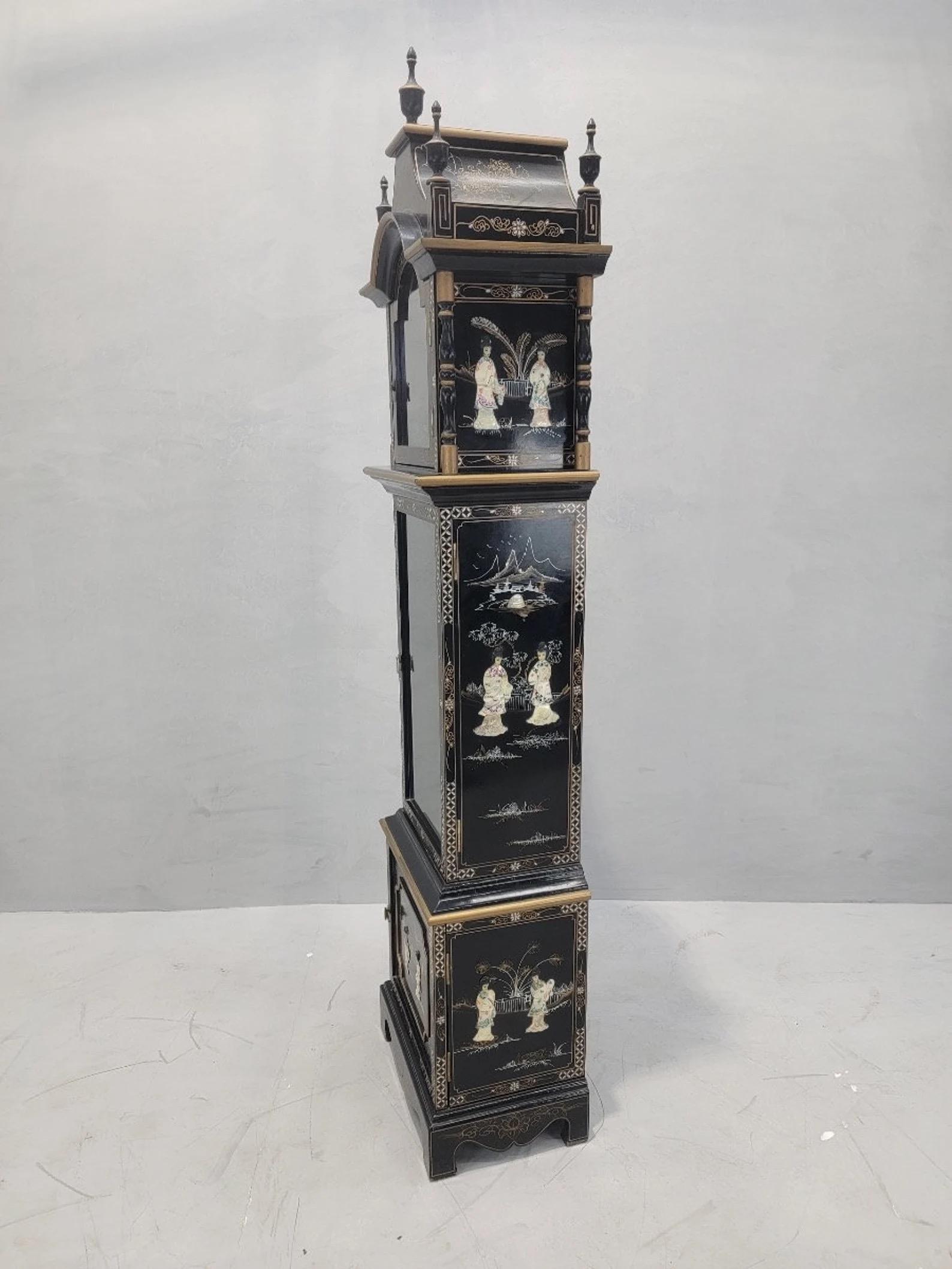 Wai Hing Clocks Co. Horloge grand-père allemande Tempus Fugit laquée chinoiseries Bon état - En vente à Chicago, IL