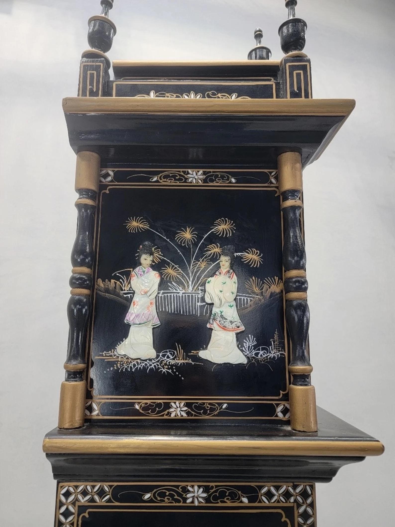20ième siècle Wai Hing Clocks Co. Horloge grand-père allemande Tempus Fugit laquée chinoiseries en vente
