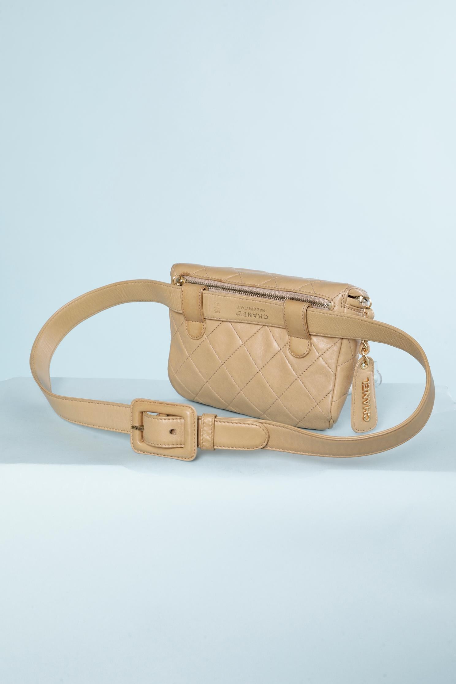Waist bag in beige padded leather ( numbered) Chanel  In Good Condition In Saint-Ouen-Sur-Seine, FR