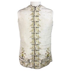 Chaleco de tafetán crema bordado con láminas y ramos - Francia C. 1780