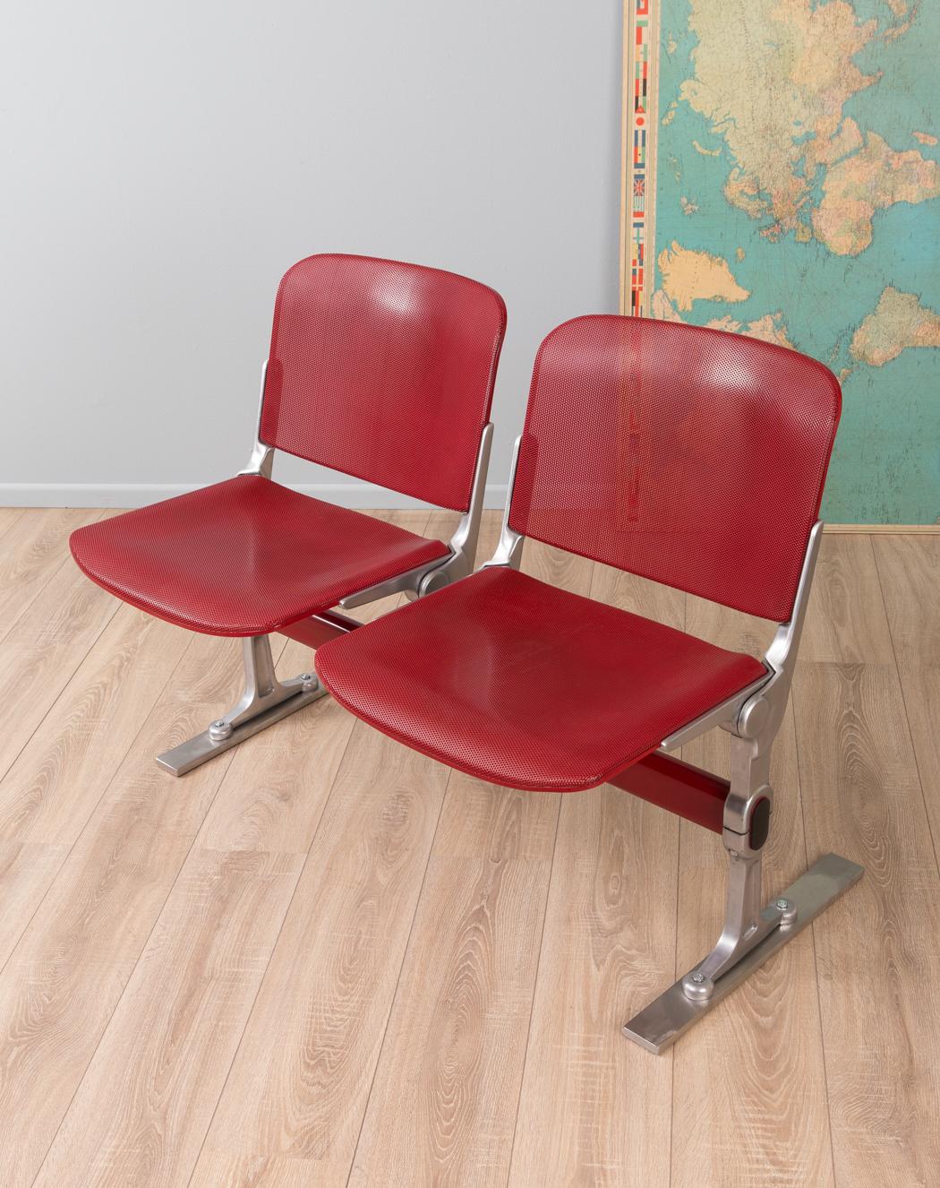 Unique waiting bench from the 1980s. High-quality aluminium frame with a seat and back made of wine-red metal. Heavy stainless steel blades ensure a stable stand. Practical seat for the entrance area. Made in Germany.
