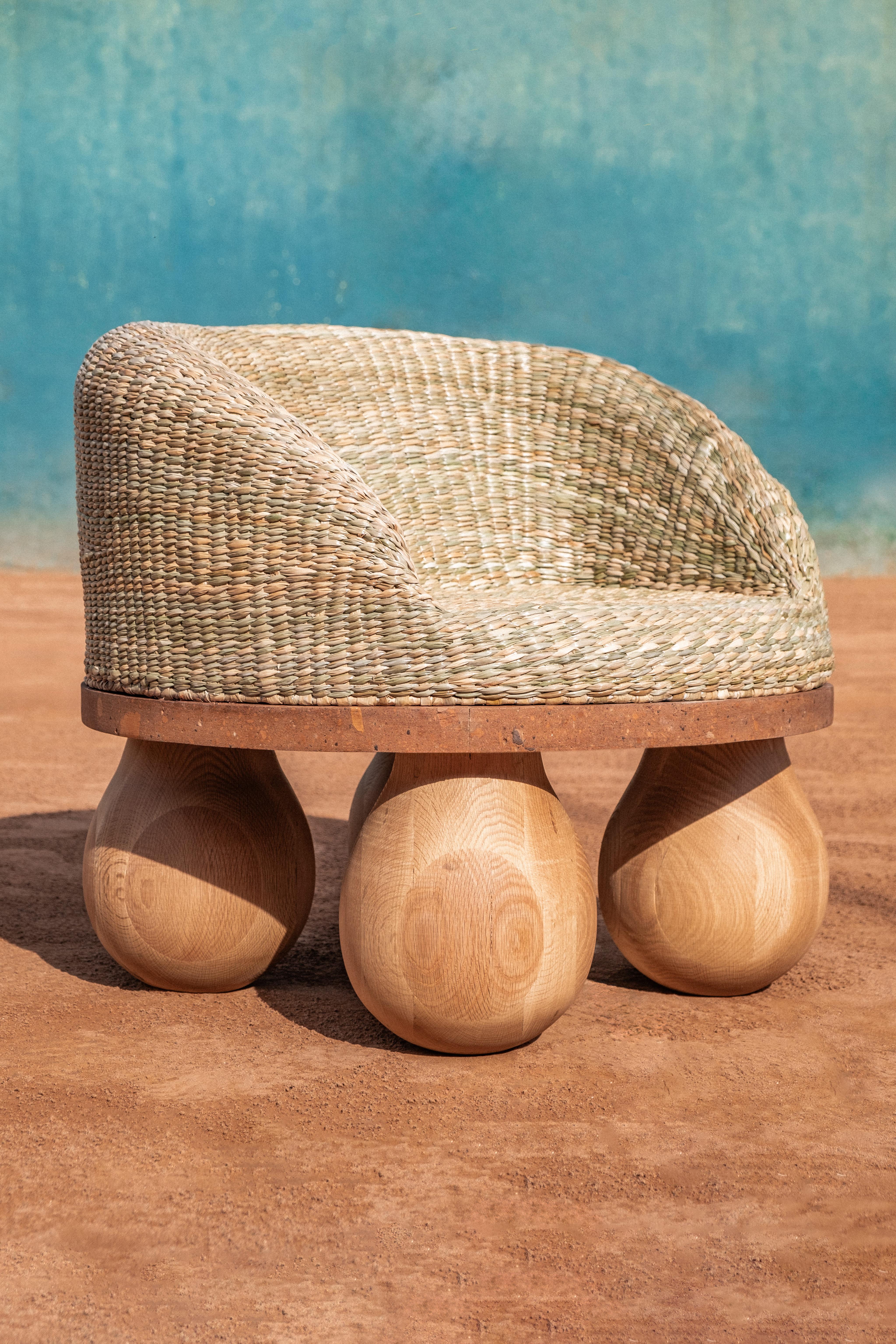 Waje-Stuhl von Comuna MX
Abmessungen: B 80 x T 80 x H 75 cm
MATERIALIEN: Orange Cantera Stein, Chuspata Weben.  
Gewicht: 50 kg.

Einige Teile dieses Produkts sind handgefertigt und können daher in Farbe, Form, Textur und Größe variieren.
Waje ist