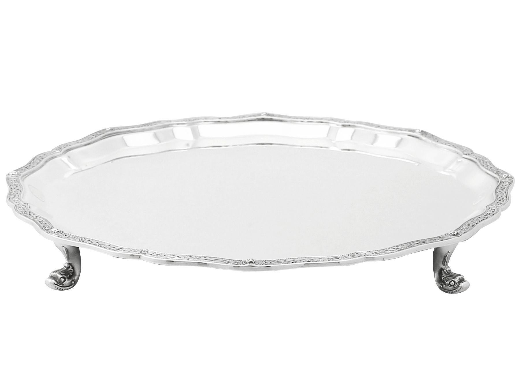 Un excepcional, fino e impresionante salvamanteles inglés de plata de ley de la época de Isabel II, de estilo Lindisfarne; una adición a nuestra colección de platería de mesa.

Este excepcional salvamanteles vintage de plata de ley Isabel II tiene
