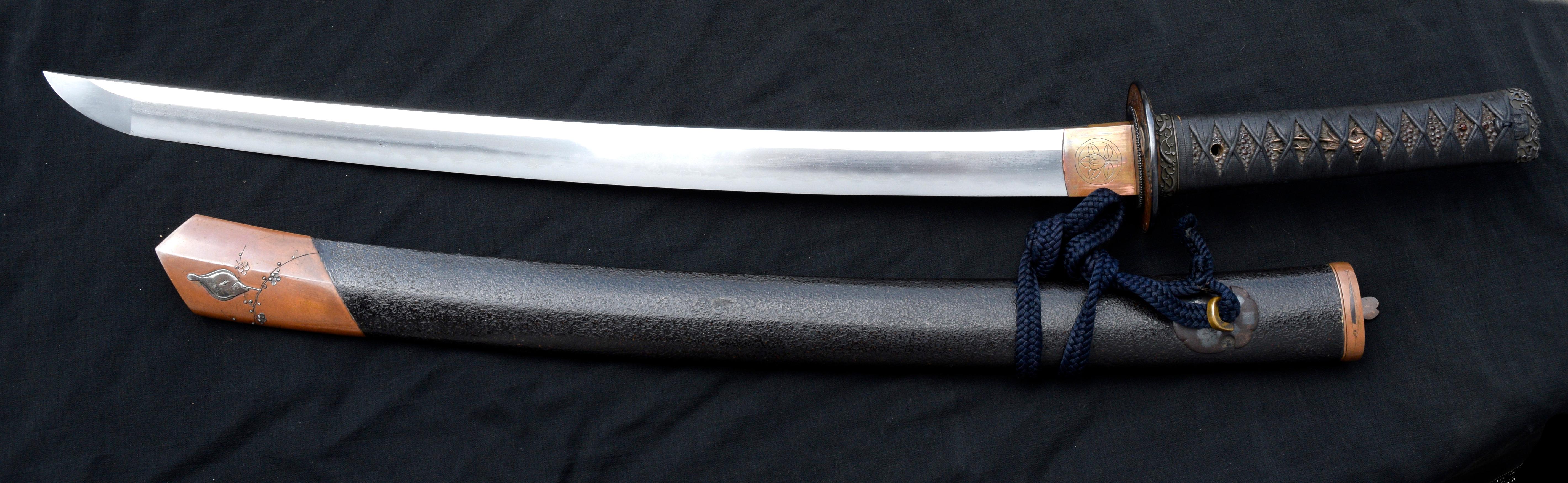 Hervorragendes und kostbares Samurai Wakizashi Schwert mit hochwertigen Beschlägen und Shirasaya. Mit Wappen des Hikone-Tachibana (Ii-Clan) auf dem Habaki (Schwertkragen) (Die Ii wurden unter Tokugawa Ieyasu dank Ii Naomasa:: einem der vier