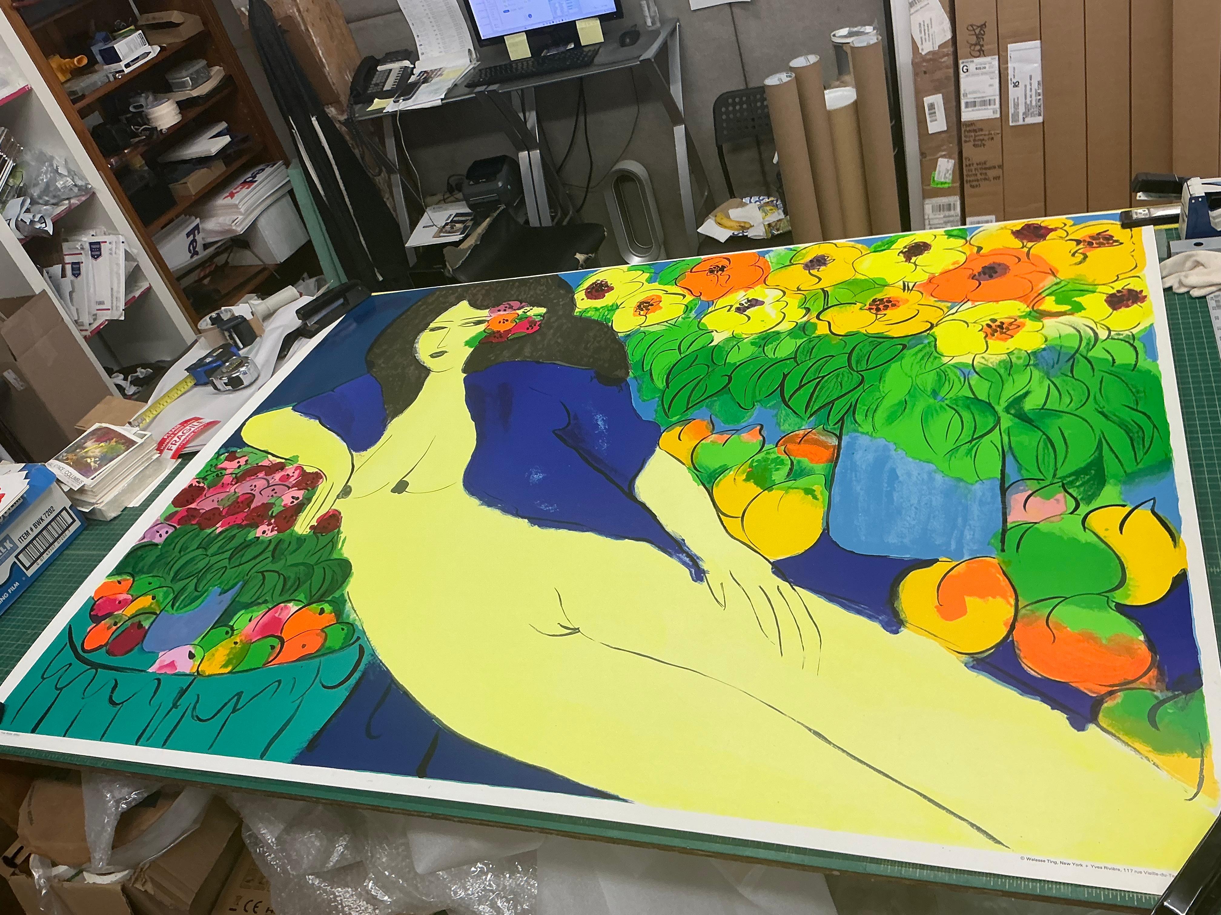 Este póster de gran tamaño muestra Desnudo recostado con flores, obra del célebre artista chino-estadounidense Walasse Ting. Creada en 1978 e impresa en Francia, la obra es una vibrante serigrafía que ejemplifica la singular voz artística de Ting: