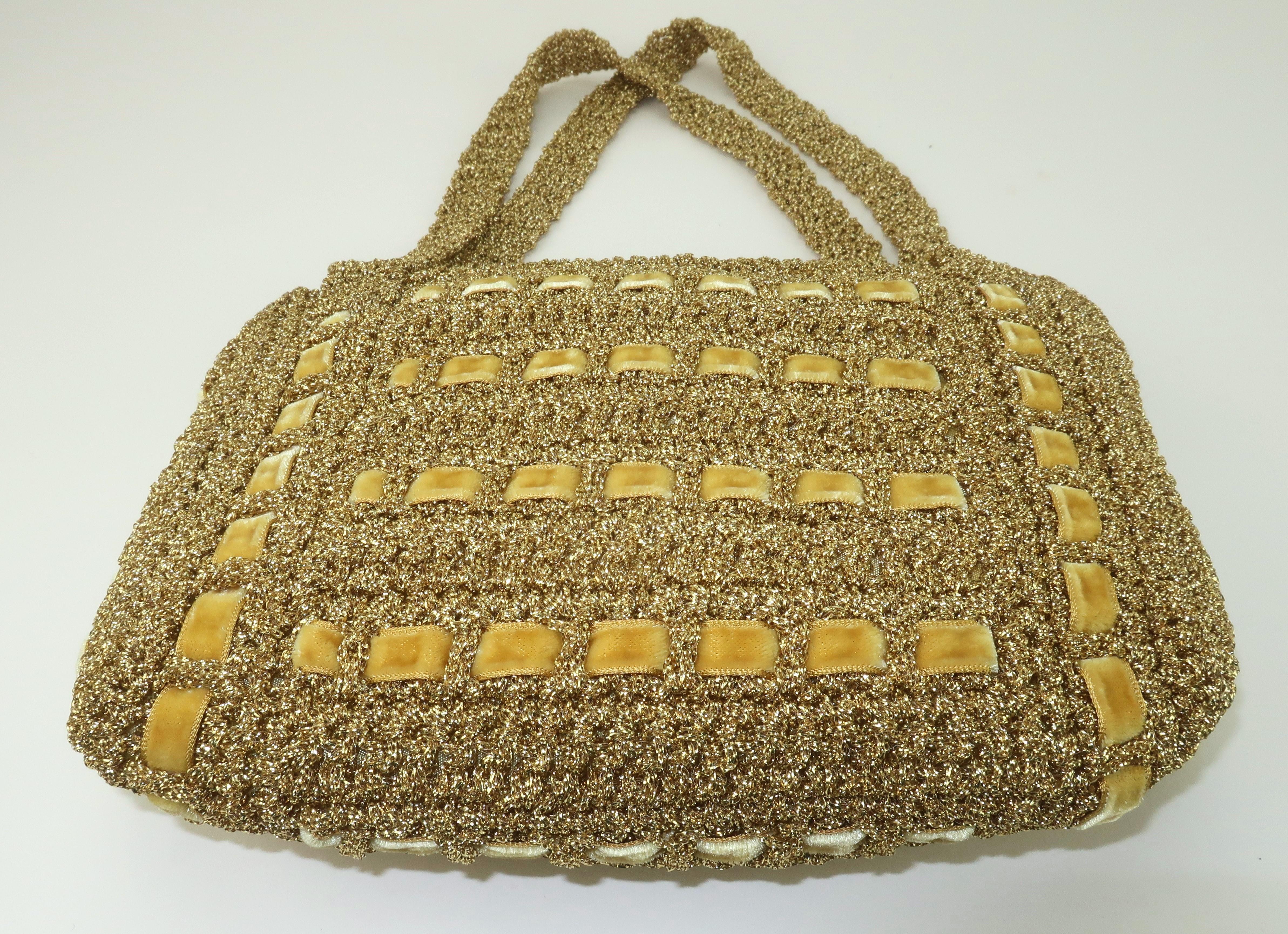 Walborg Italian Gold Crochet Handbag With Velvet Accents, 1960's In Excellent Condition For Sale In Atlanta, GA