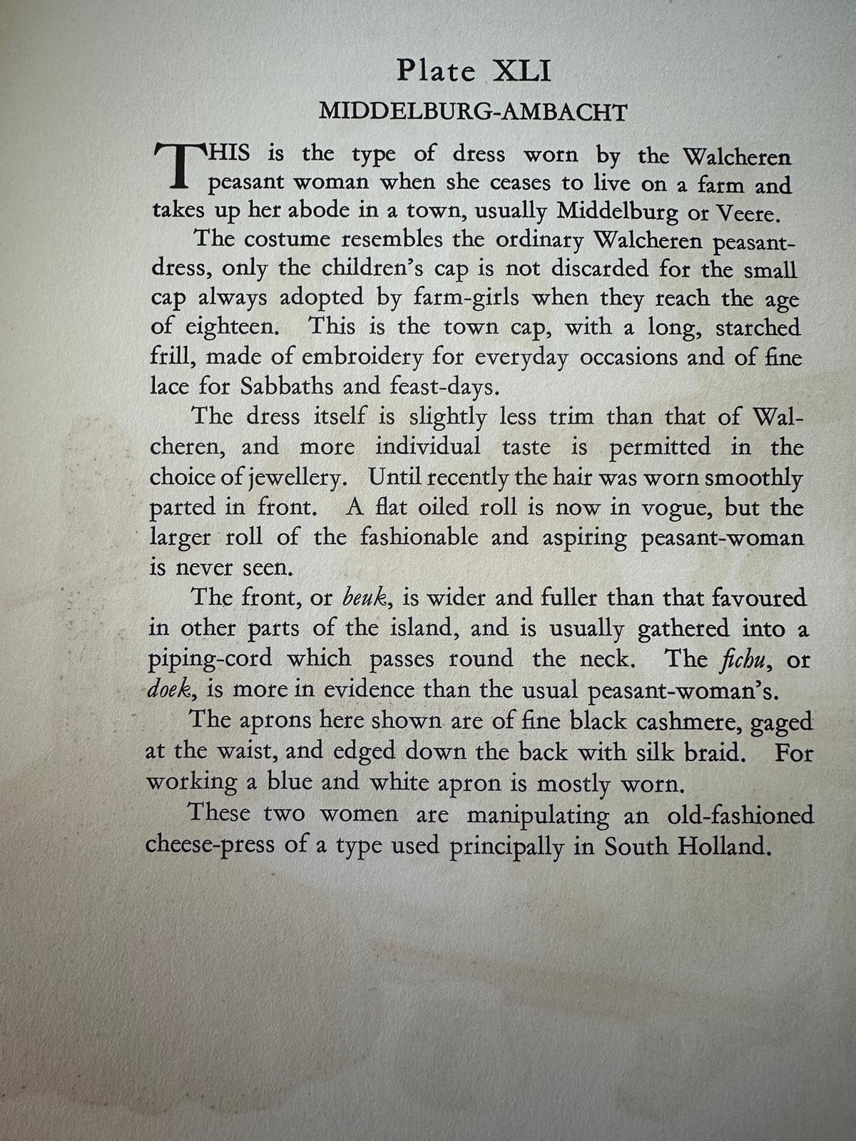 Walcheren Townes: Donne di Middelburg-Ambacht in una pressa per il formaggio, 1932 in vendita 1