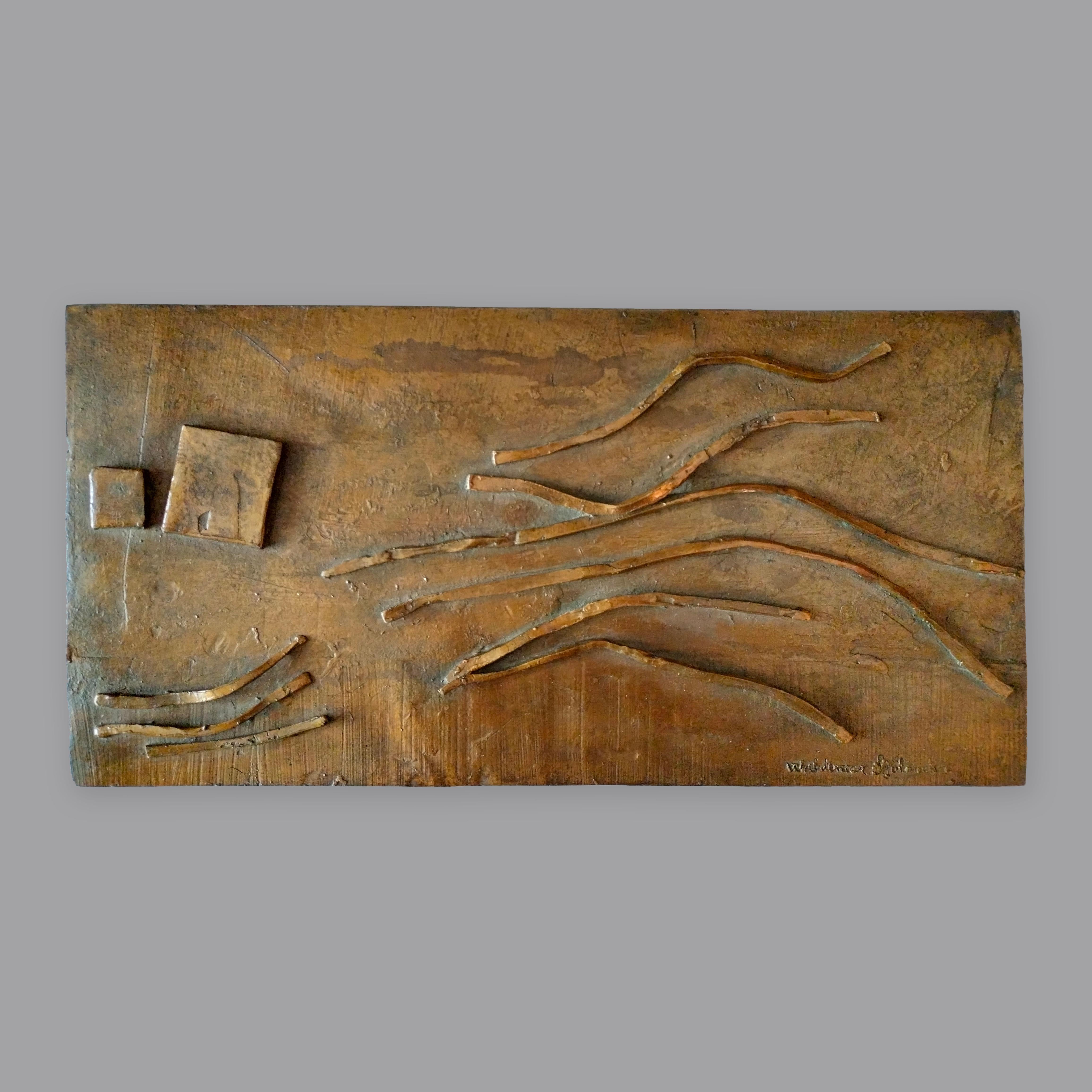 Una targa astratta in bronzo saldato 