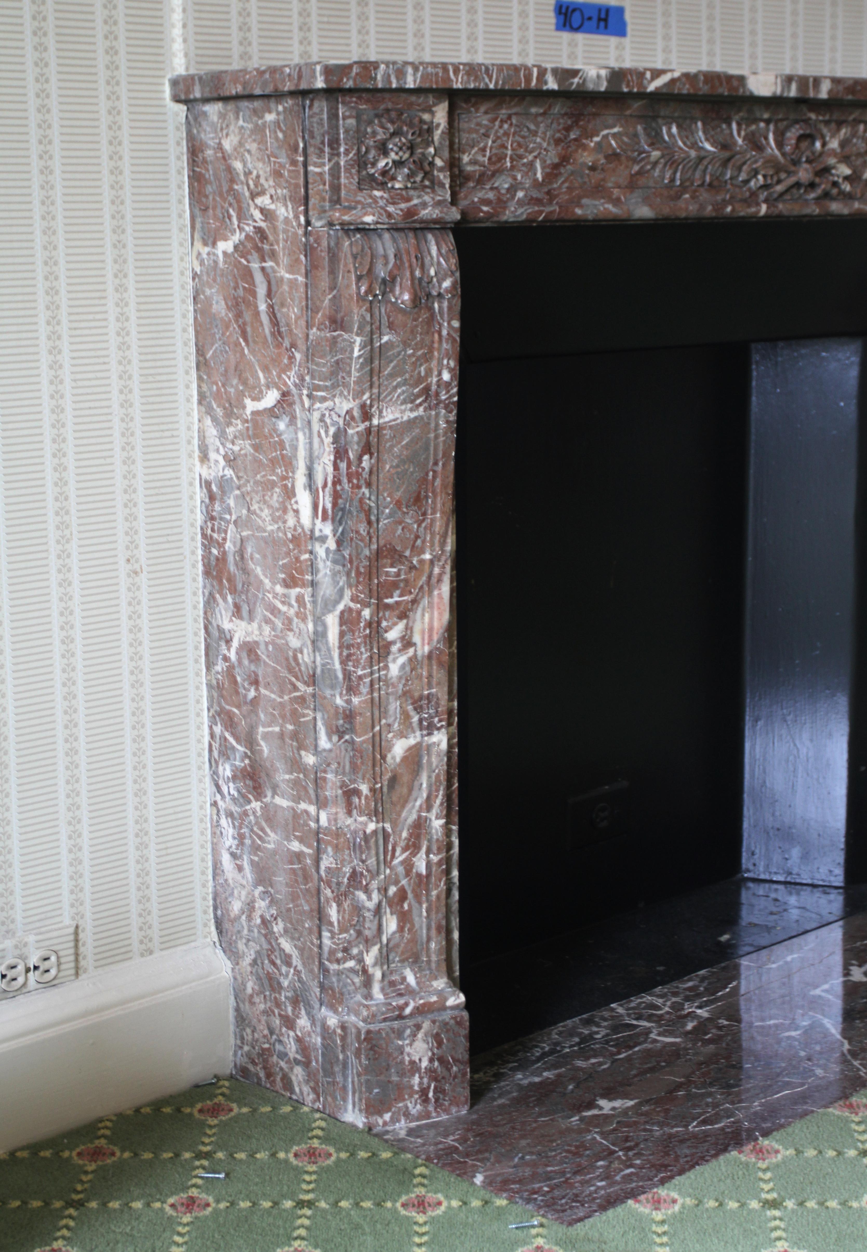 Français Waldorf Astoria Cheminée en marbre de style Louis XVI Regency Brown en vente