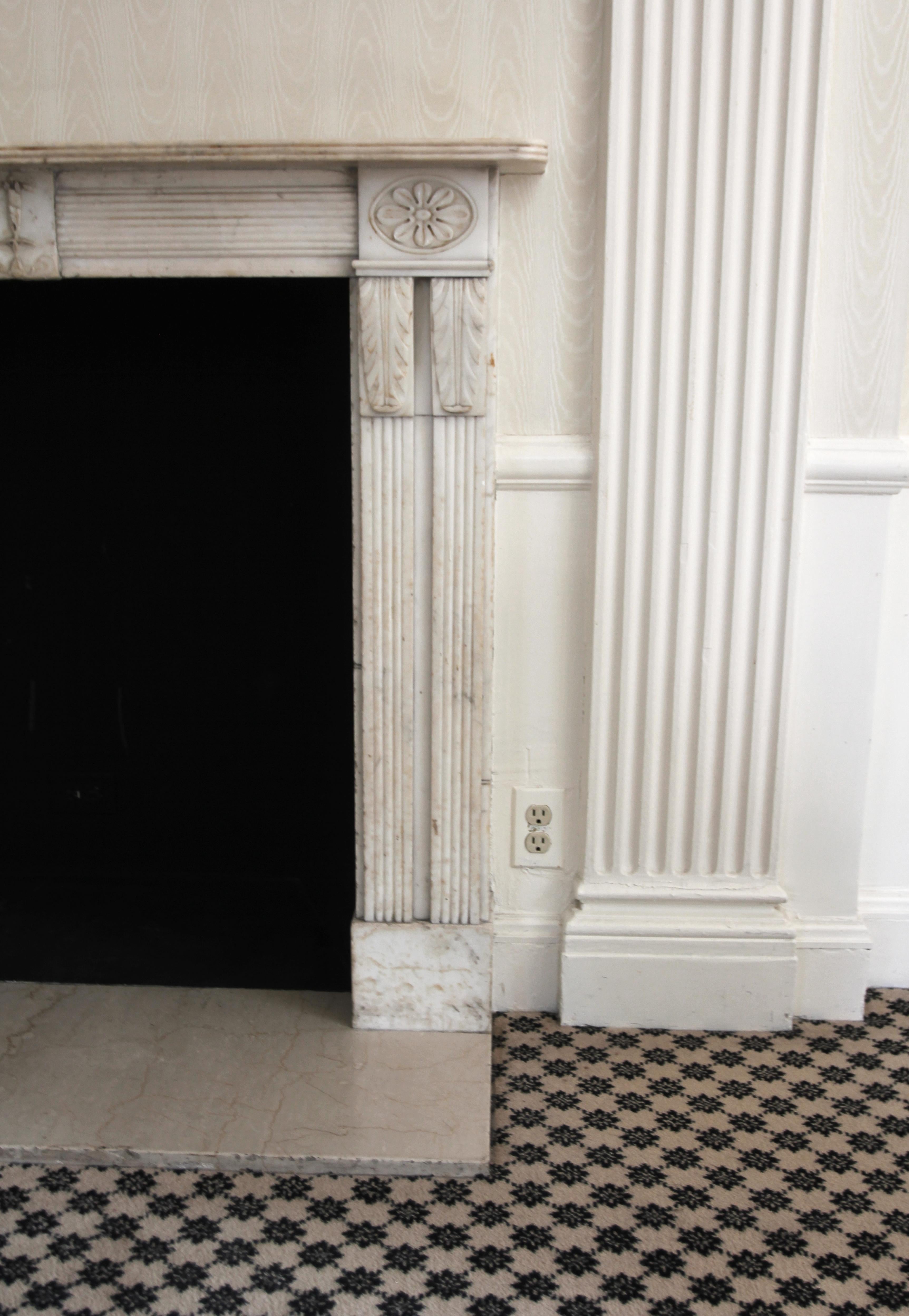 Cheminée de style Régence anglaise en marbre sculpté Waldorf Astoria en vente 4