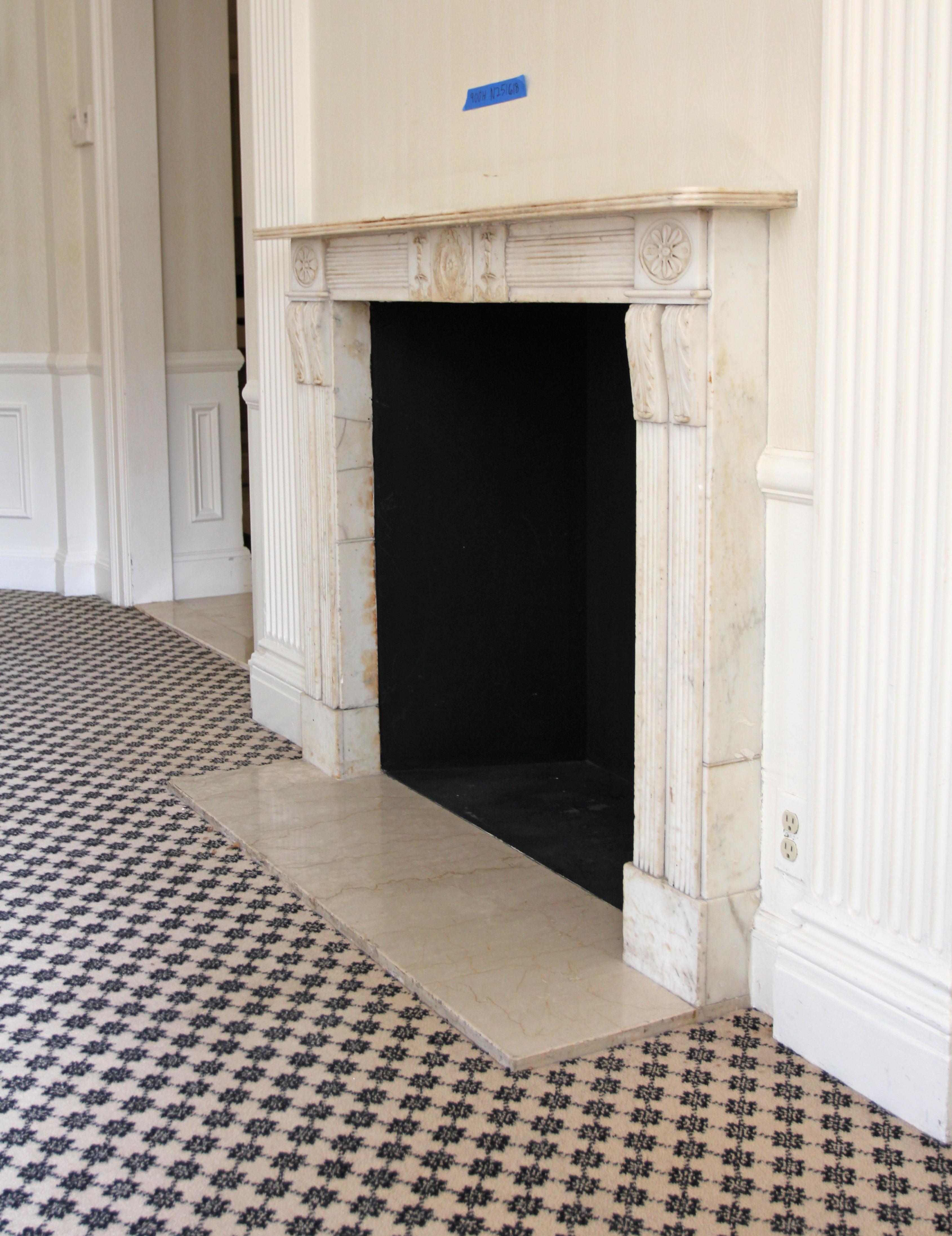 Cheminée de style Régence anglaise en marbre sculpté Waldorf Astoria en vente 6