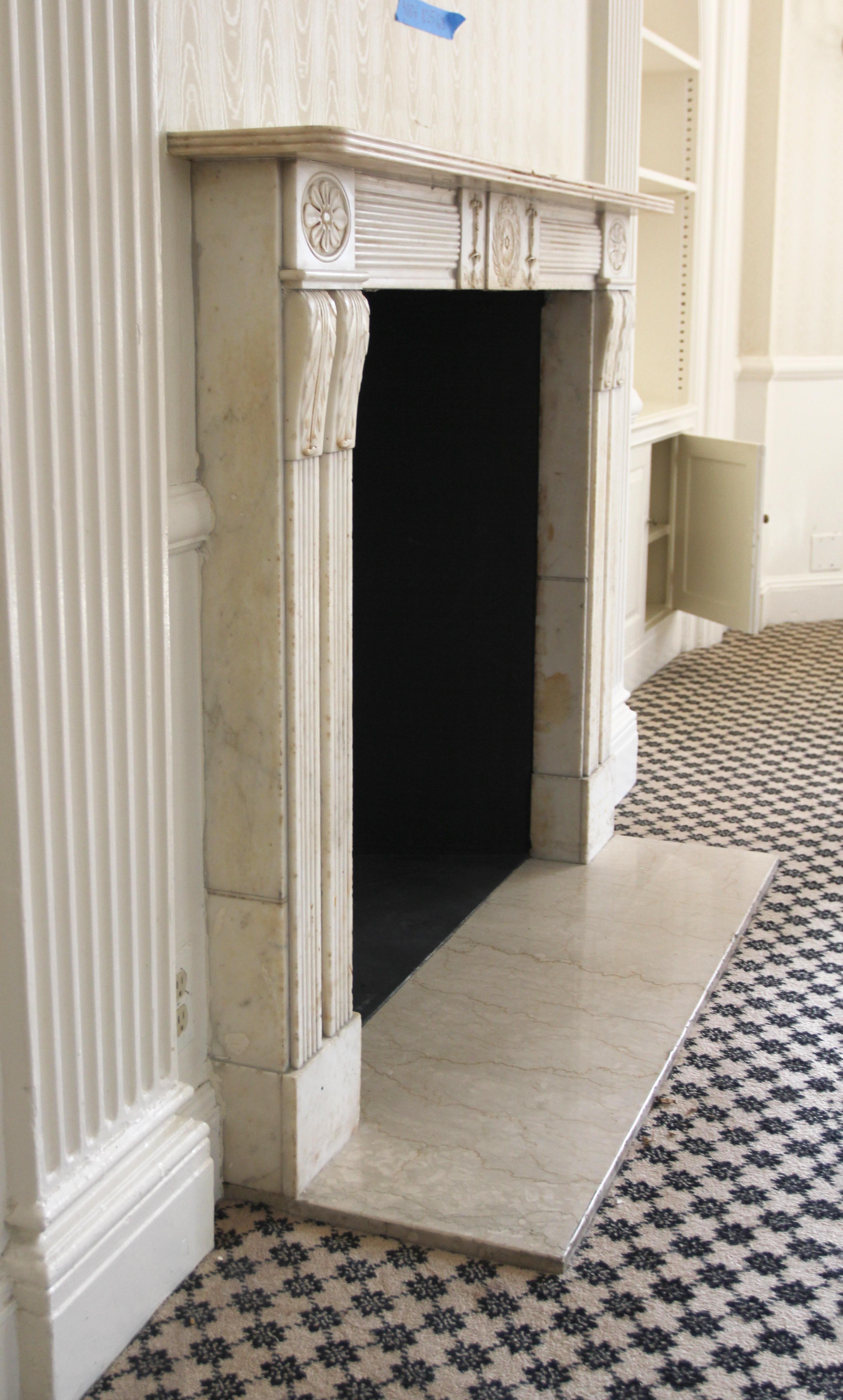 Cheminée de style Régence anglaise en marbre sculpté Waldorf Astoria Bon état - En vente à New York, NY