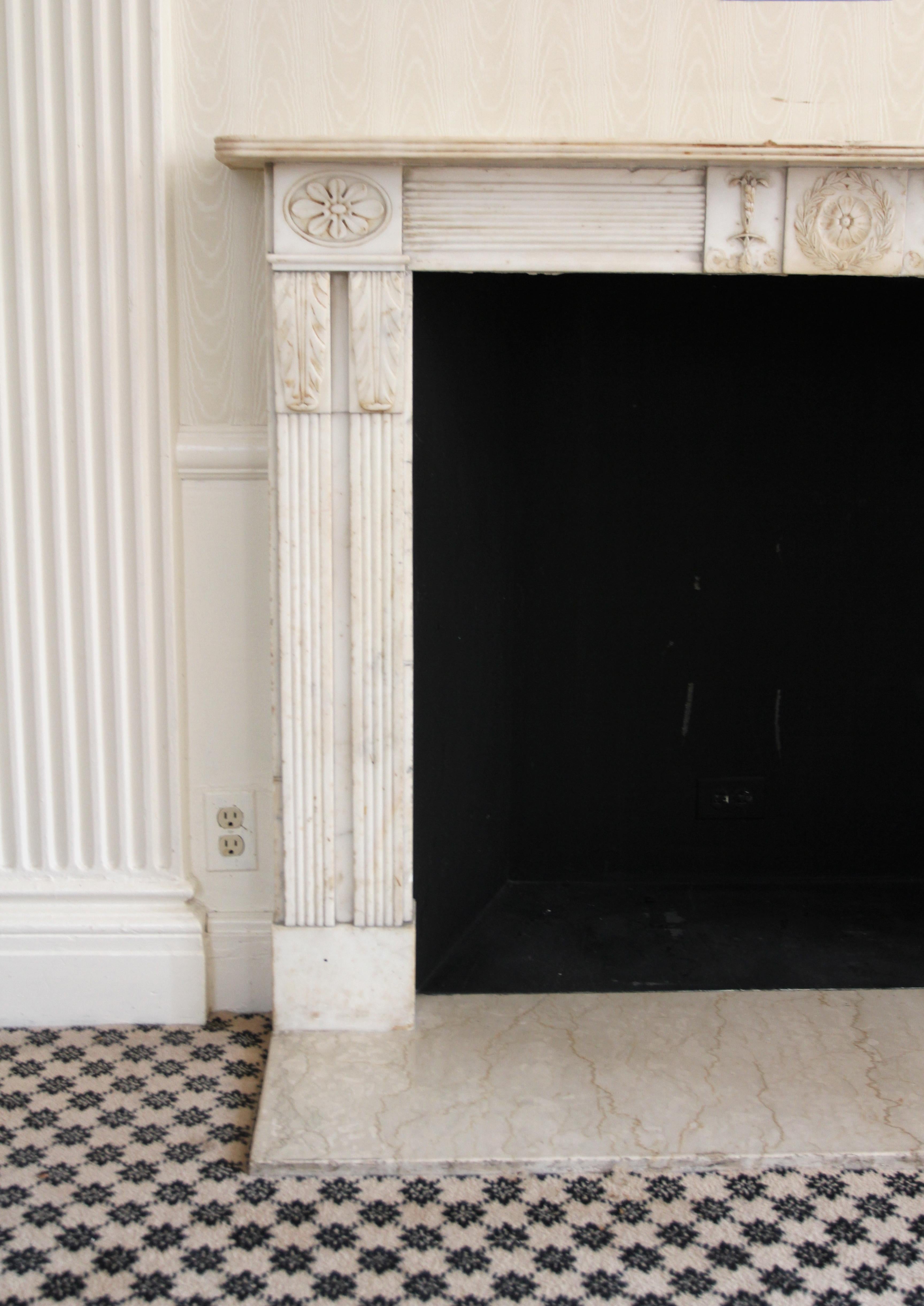 Début du XIXe siècle Cheminée de style Régence anglaise en marbre sculpté Waldorf Astoria en vente
