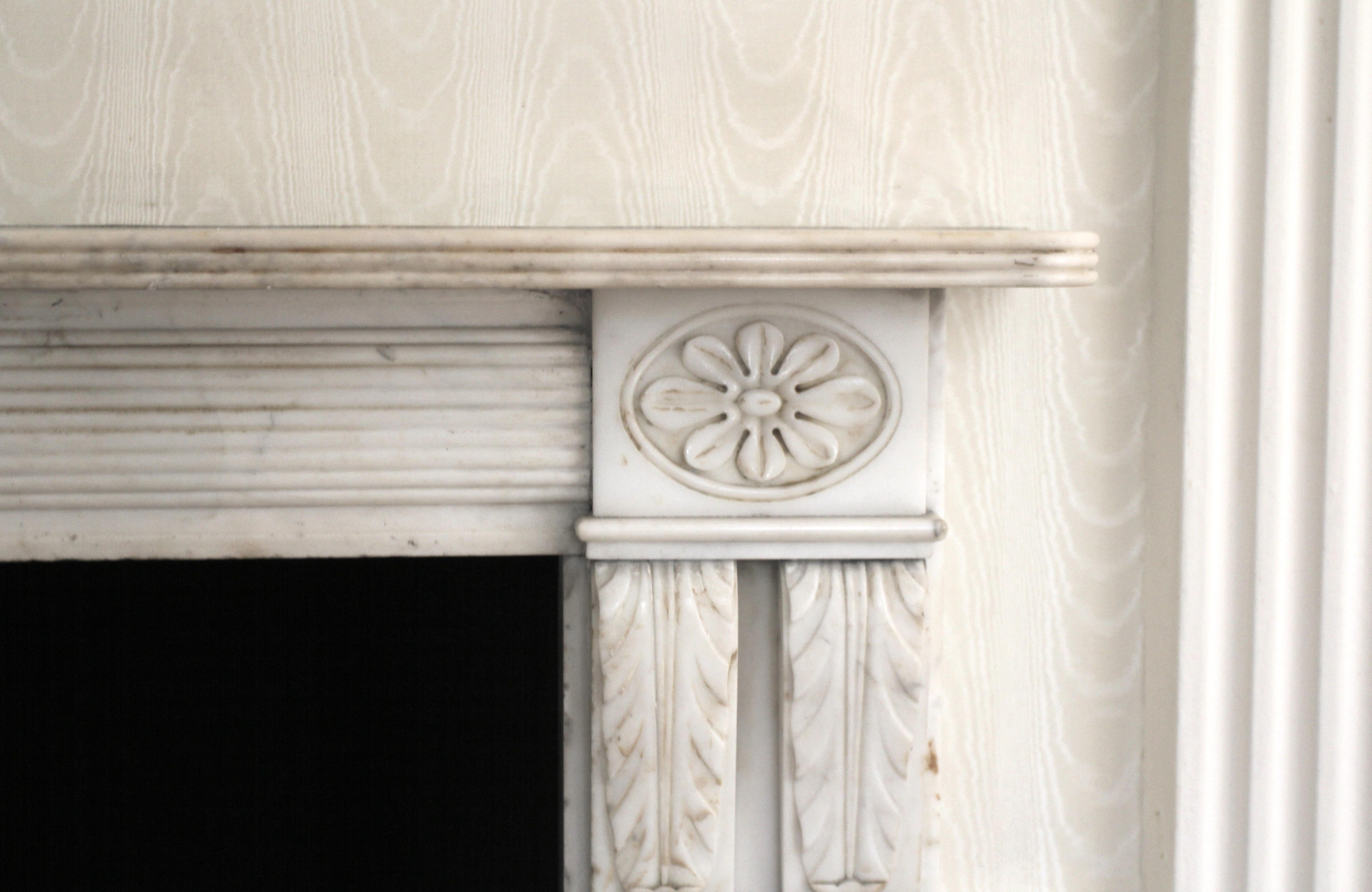 Cheminée de style Régence anglaise en marbre sculpté Waldorf Astoria en vente 2