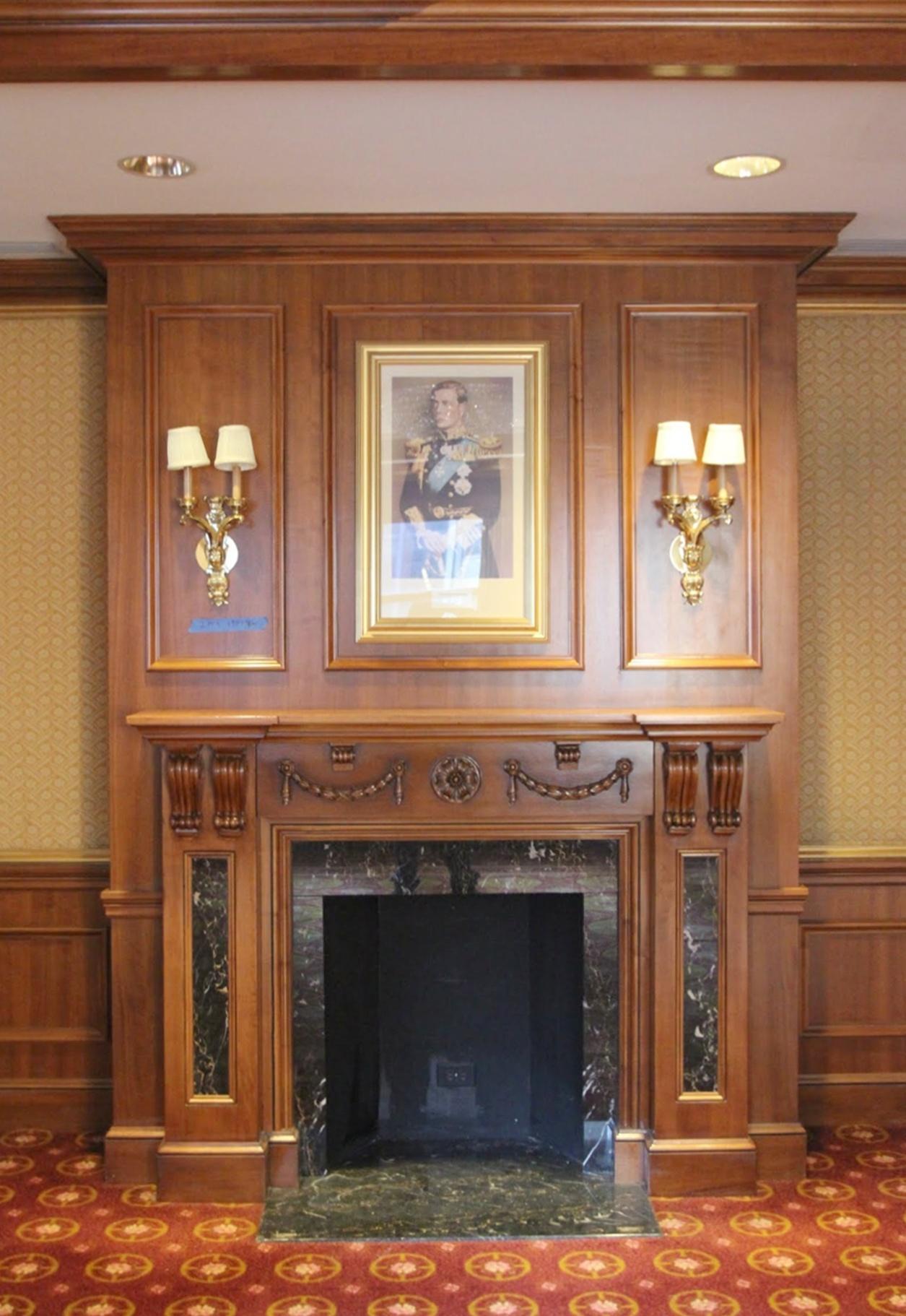 Waldorf Astoria Sala de Reuniones Duque de Windsor Chimenea Madera en venta 7