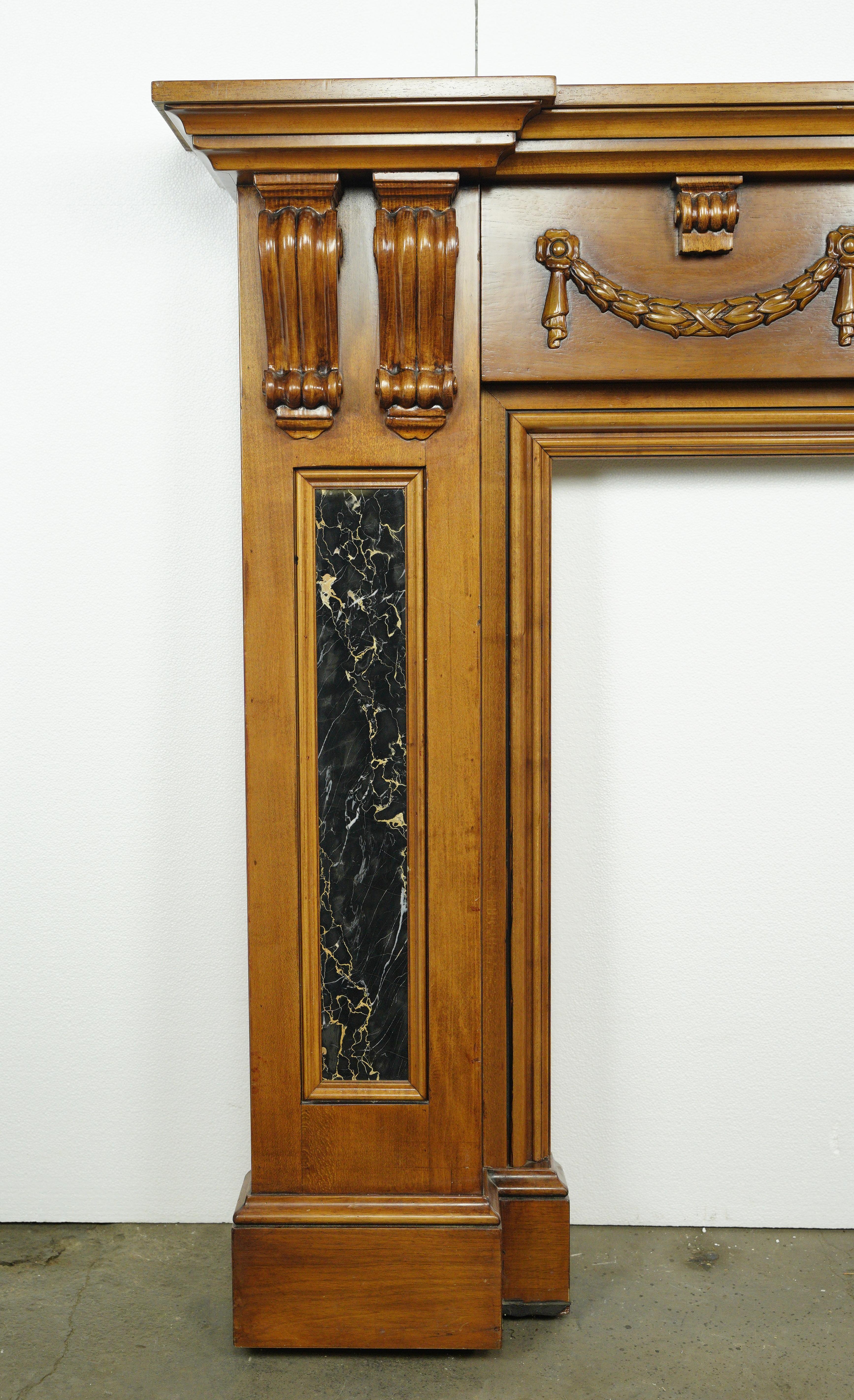 Esta repisa es una nueva producción que combina componentes de madera maciza con laminados. Como casi todo lo que se hace en el Waldorf Astoria, la calidad de la artesanía es extraordinaria. Los soportes verticales presentan incrustaciones de mármol