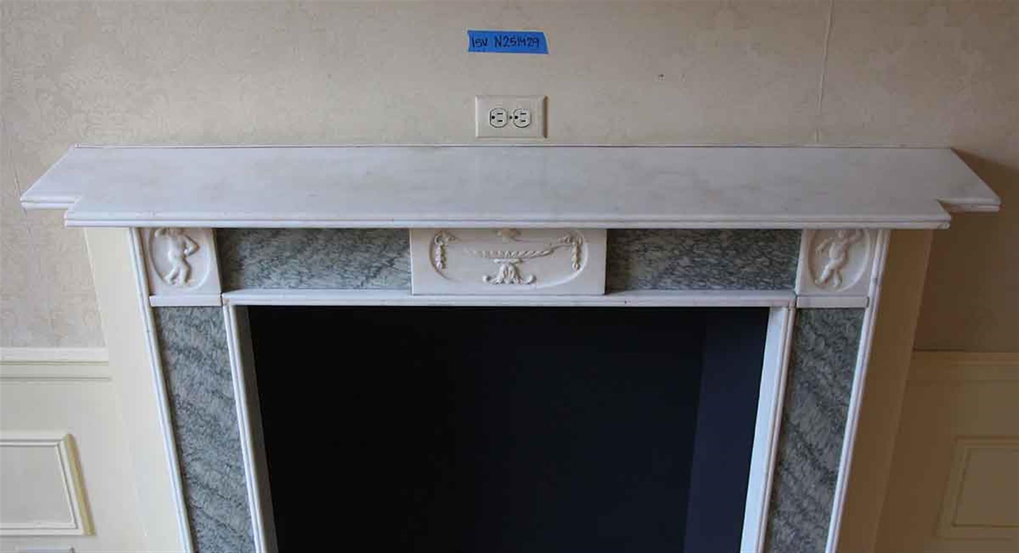Waldorf Astoria Georgian Statuary Marble Mantel In Good Condition In New York, NY