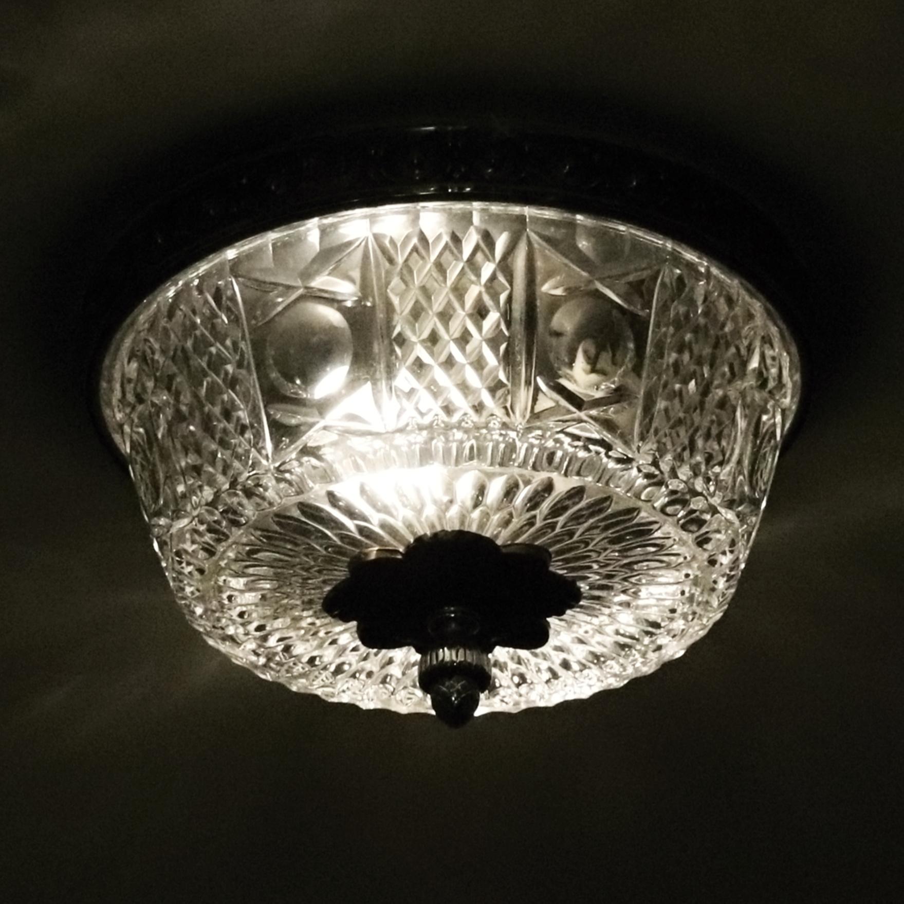 Petite lampe à encastrer traditionnelle avec un corps en cristal moulé taillé en diamant et un motif d'ananas. Le bord est en laiton orné. Ces lumières ornaient différents couloirs de l'hôtel Waldorf Astoria. La rosette et le fleuron peuvent