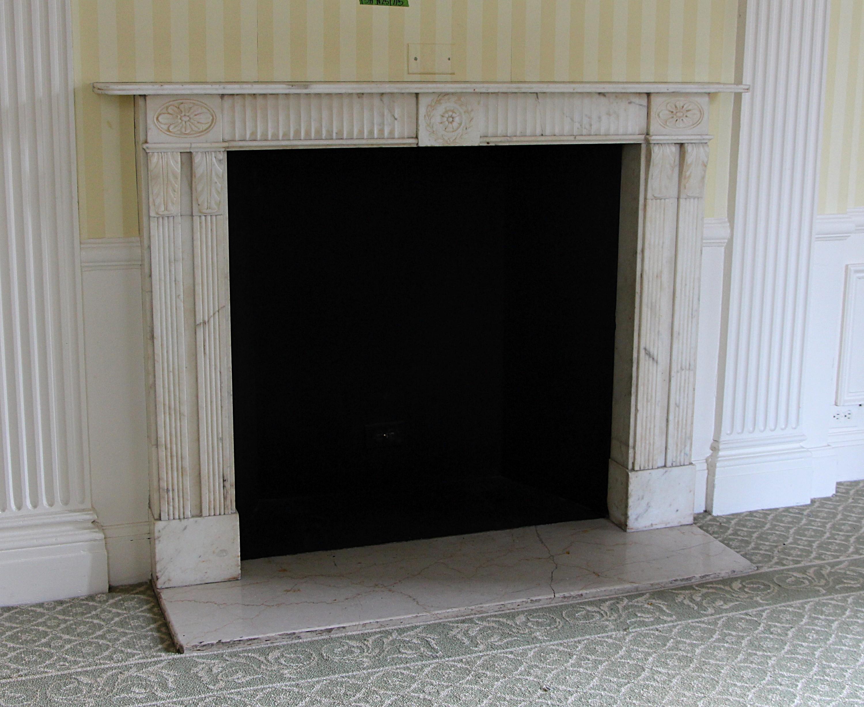Waldorf Astoria Hotel English Regency White Marble Mantel In Good Condition In New York, NY