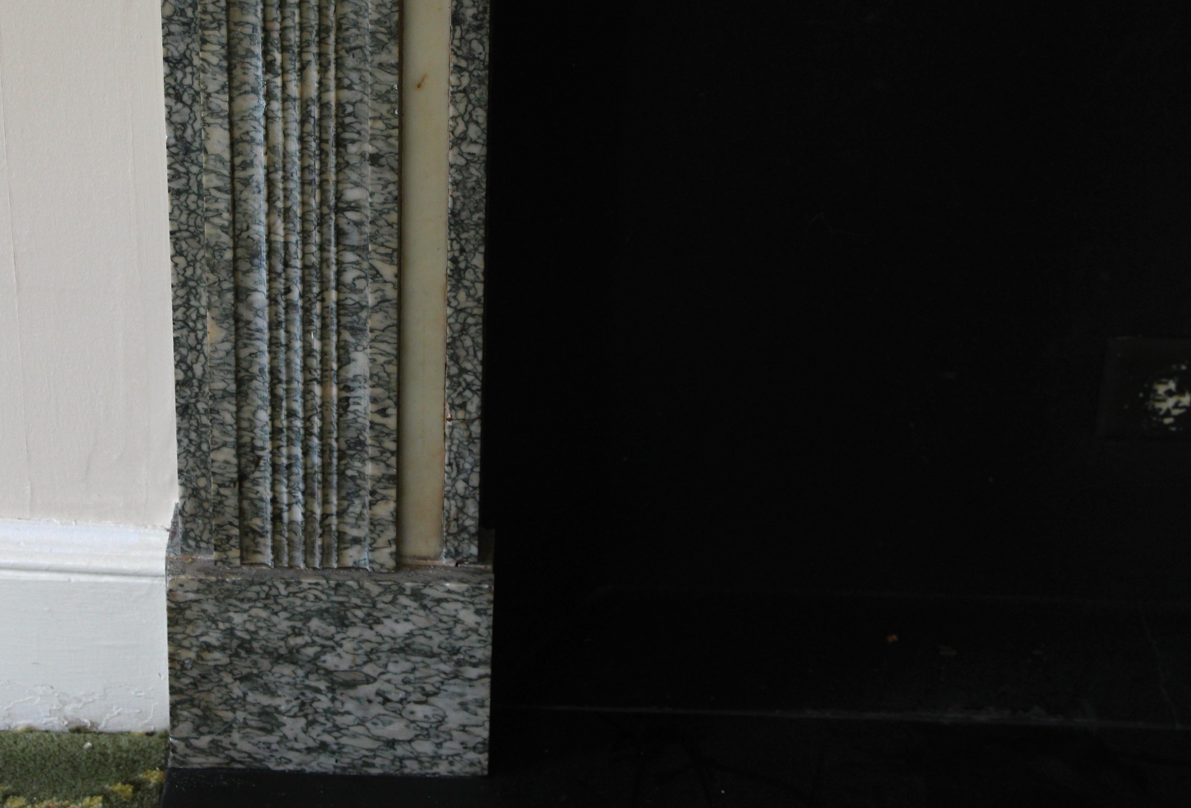 Cheminée en marbre gris de l'hôtel Waldorf Astoria avec détails en forme d'urne en vente 3