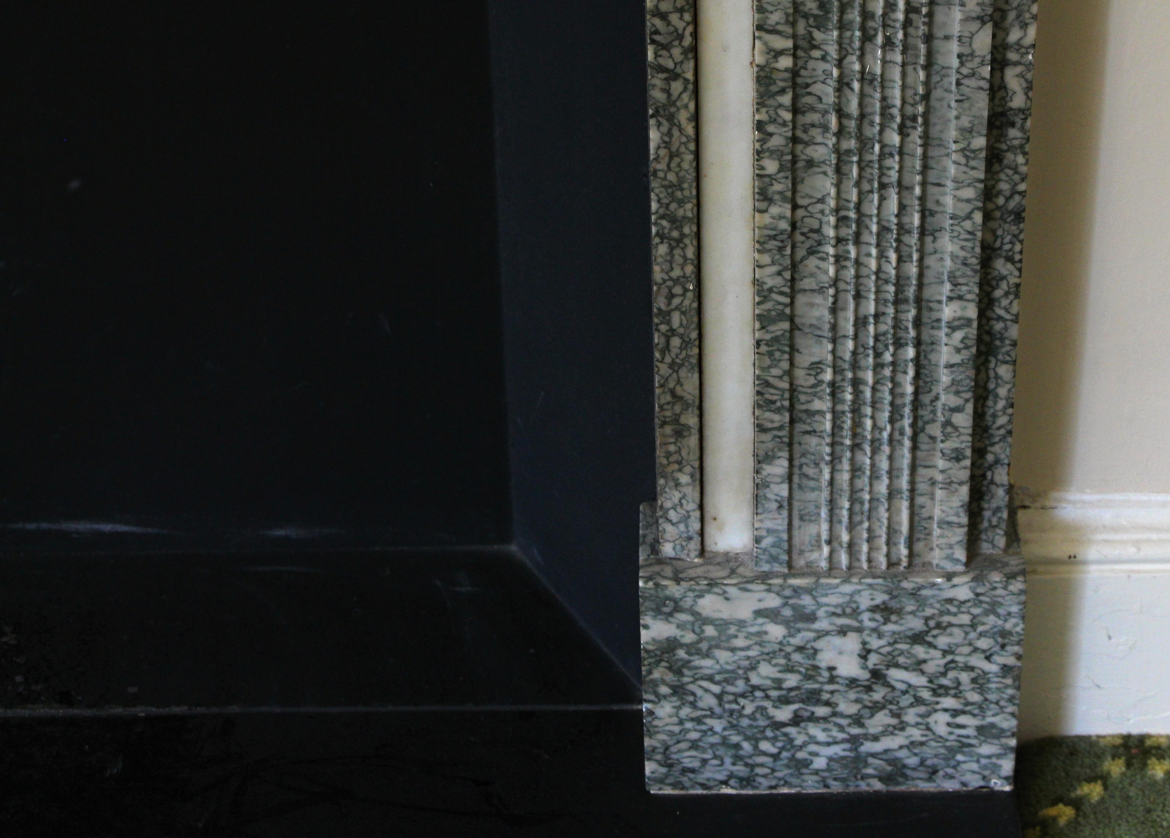 Cheminée en marbre gris de l'hôtel Waldorf Astoria avec détails en forme d'urne en vente 4