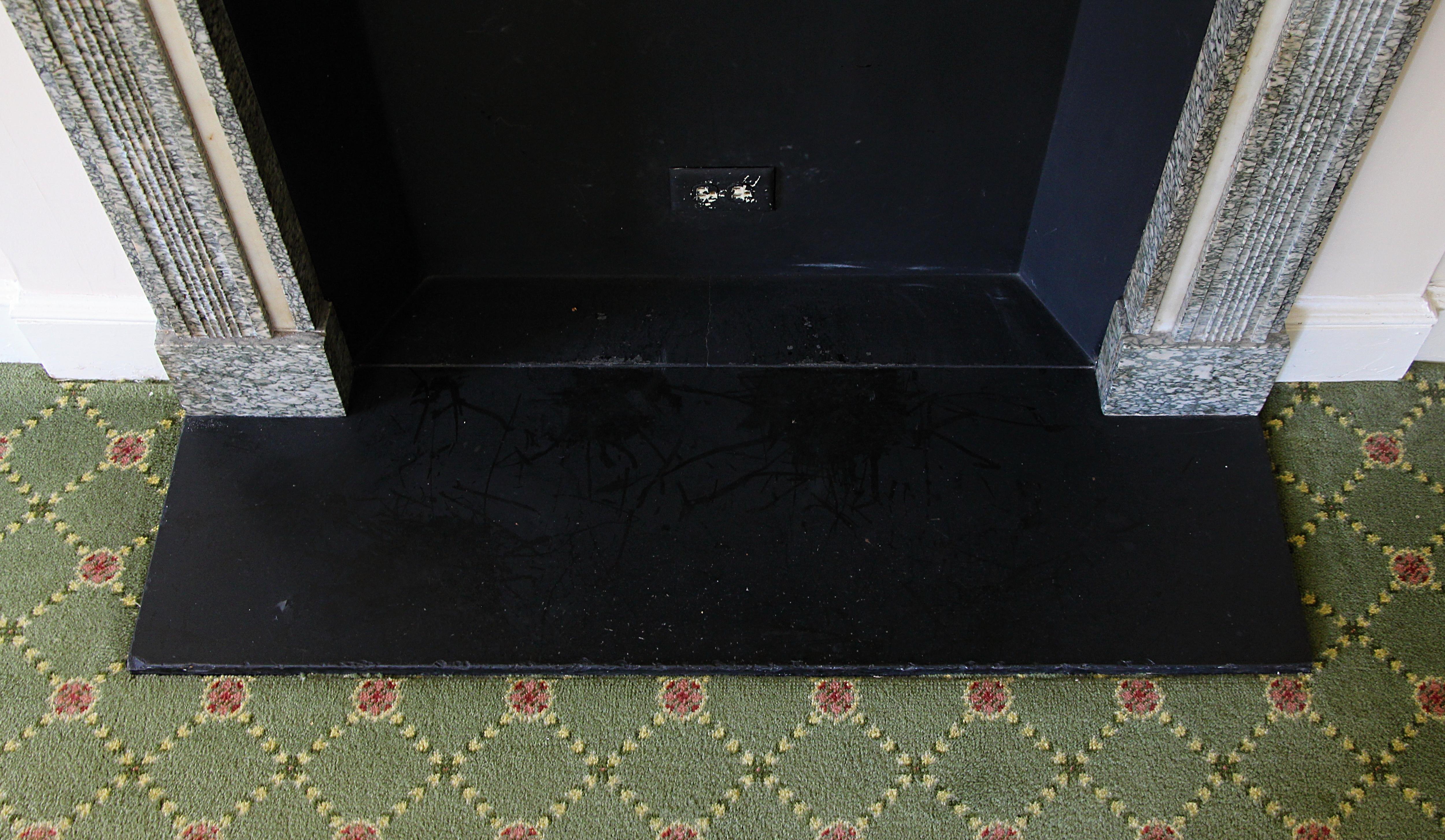 Cheminée en marbre gris de l'hôtel Waldorf Astoria avec détails en forme d'urne en vente 5