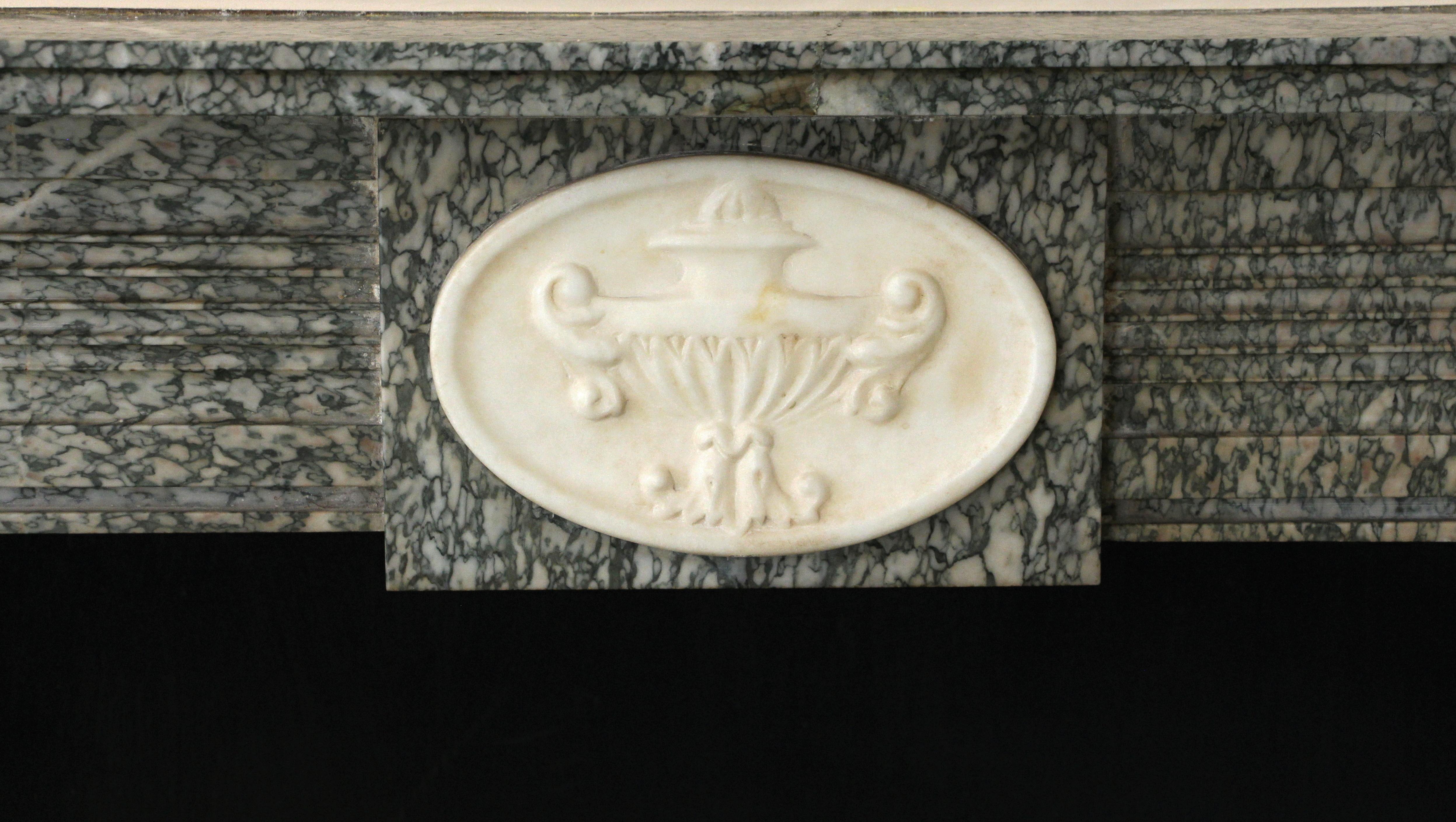 XIXe siècle Cheminée en marbre gris de l'hôtel Waldorf Astoria avec détails en forme d'urne en vente