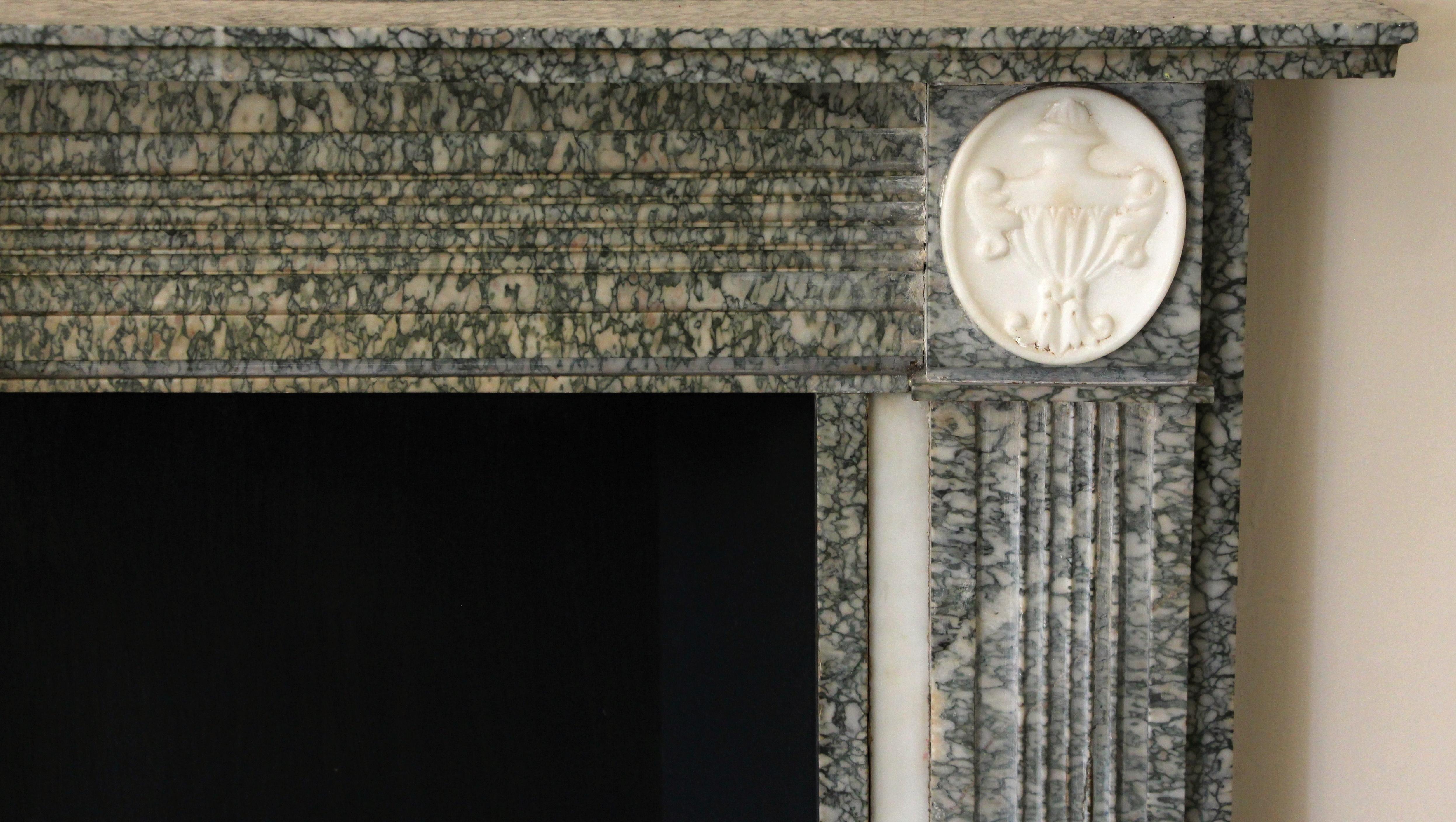 Marbre Cheminée en marbre gris de l'hôtel Waldorf Astoria avec détails en forme d'urne en vente