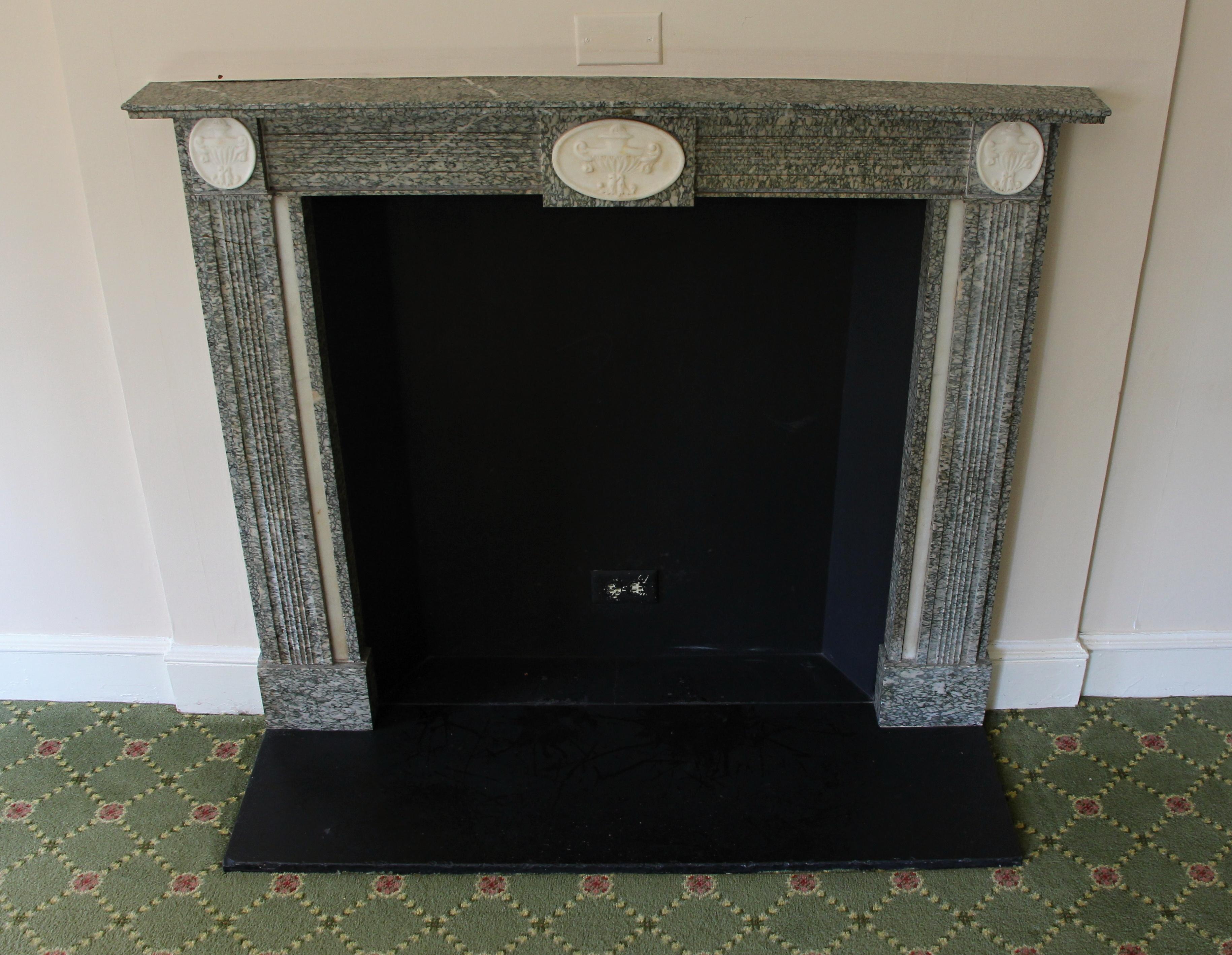 Cheminée en marbre gris de l'hôtel Waldorf Astoria avec détails en forme d'urne en vente 1