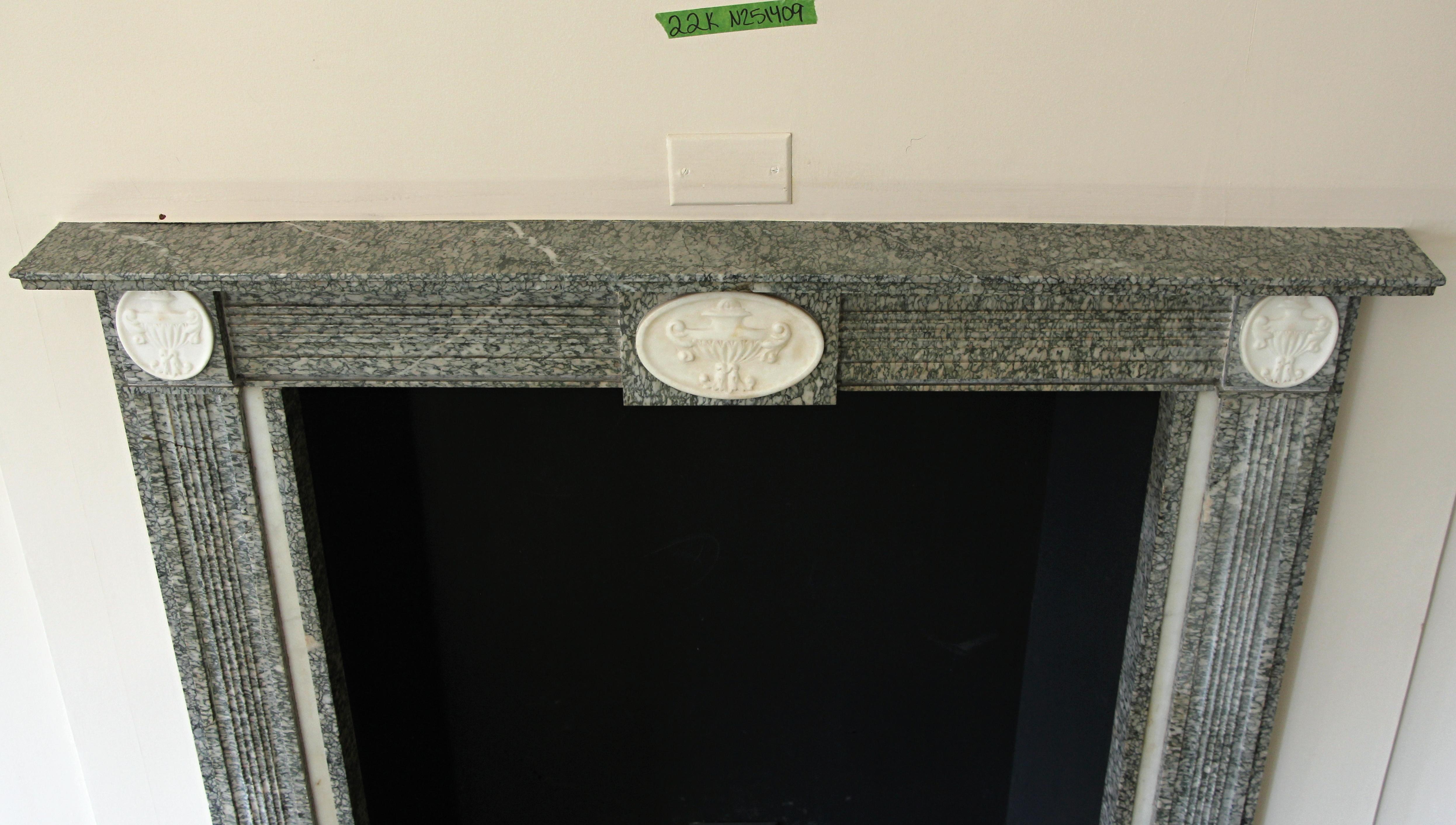 Cheminée en marbre gris de l'hôtel Waldorf Astoria avec détails en forme d'urne en vente 2