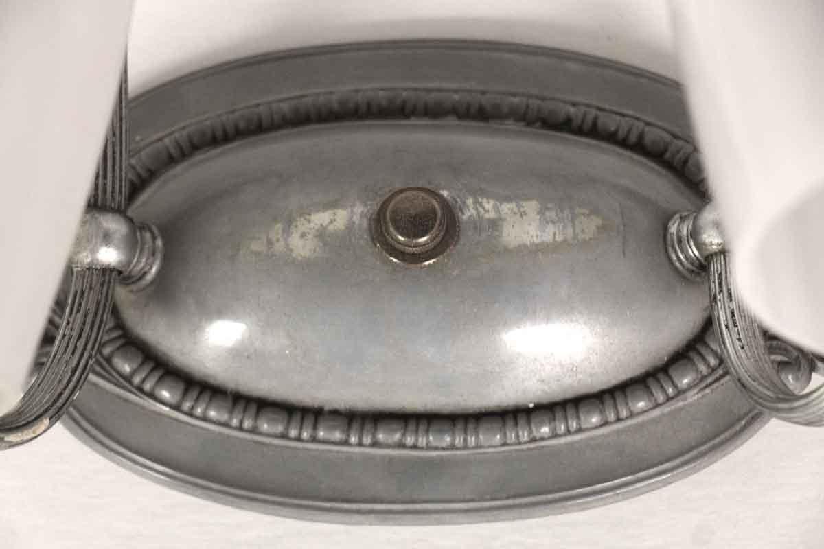 Vernickelte Messingleuchte mit Laubverzierung und zwei italienischen Glasschirmen. Diese Wandleuchter haben eine patinierte Oberfläche, die wie Zinn aussieht. Diese Wandleuchter schmückten verschiedene Badezimmer in den Türmen des Waldorf Astoria