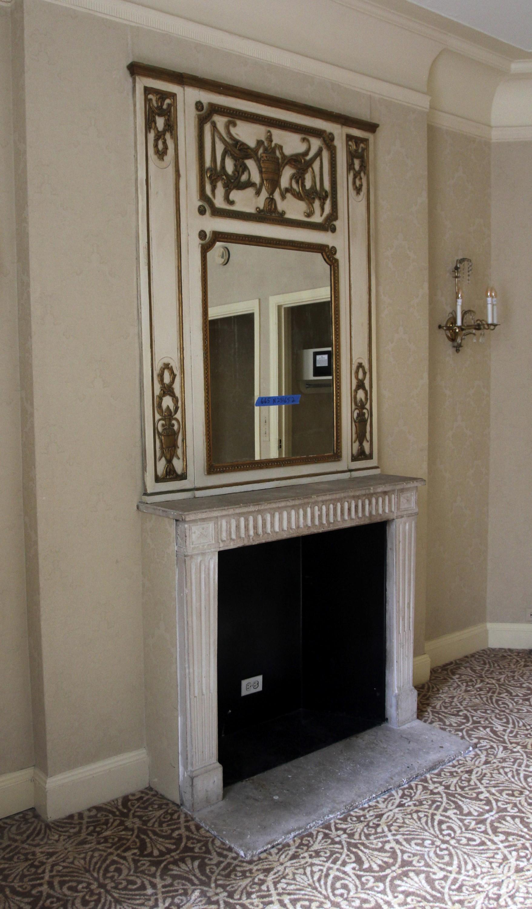 Milieu du XXe siècle Suite de style Regency avec miroir de l'hôtel Waldorf Astoria 665 en vente