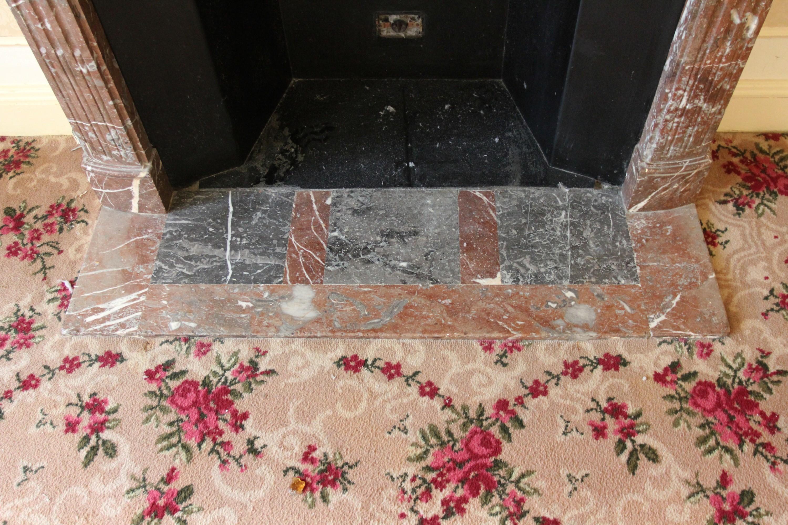 Cheminée en marbre rouge royal français de l'hôtel Waldorf Astoria Regency de style Louis XVI en vente 6