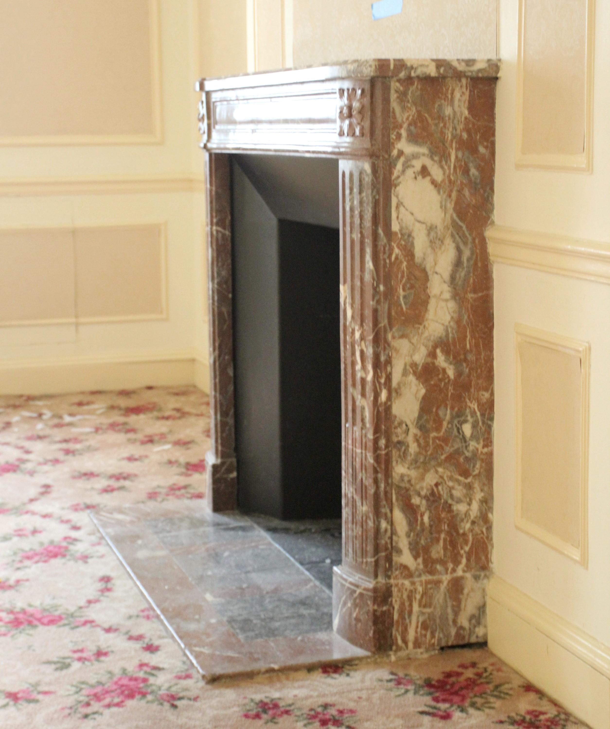 Cheminée en marbre rouge royal français de l'hôtel Waldorf Astoria Regency de style Louis XVI en vente 2