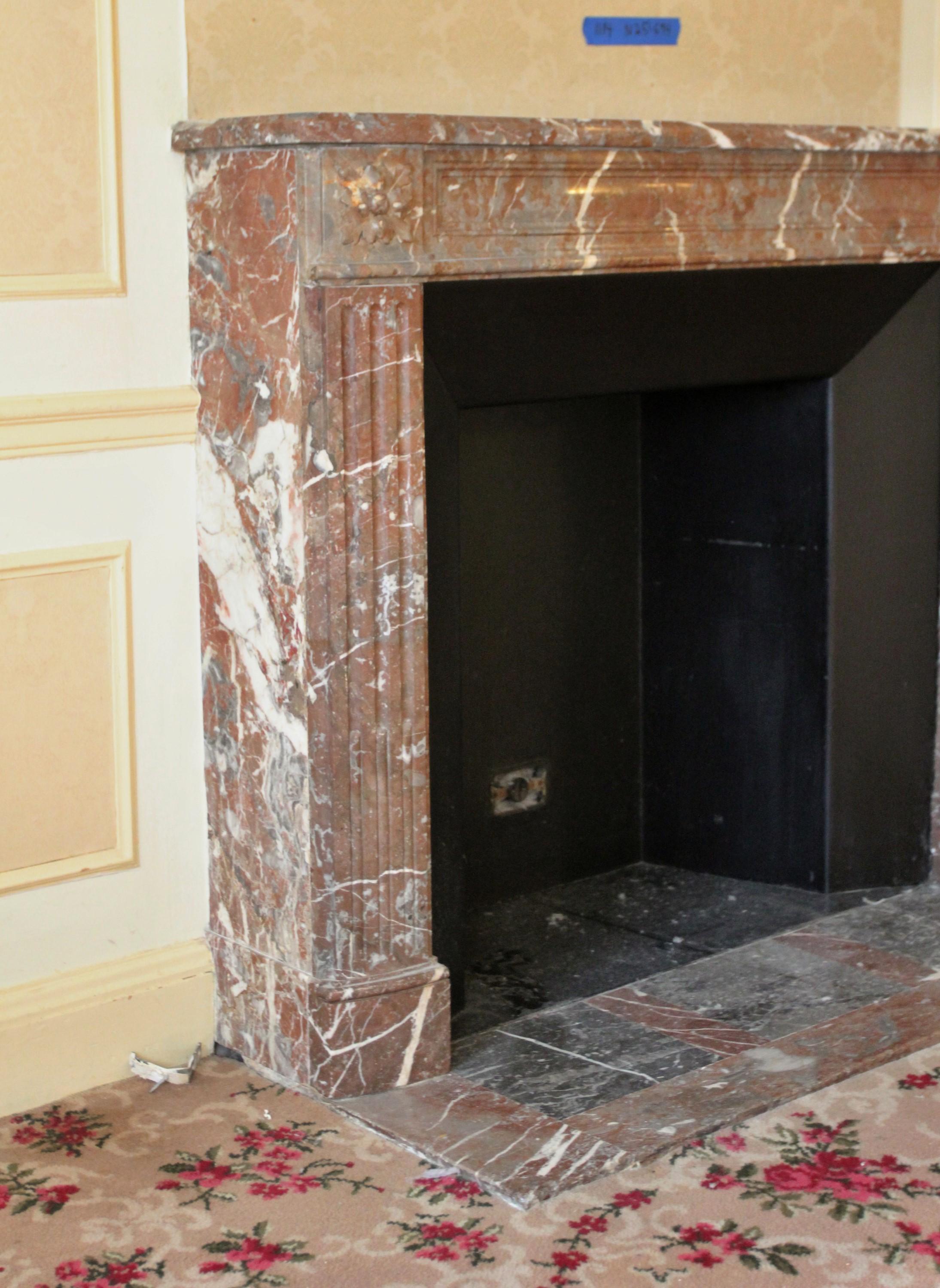 Cheminée en marbre rouge royal français de l'hôtel Waldorf Astoria Regency de style Louis XVI en vente 3