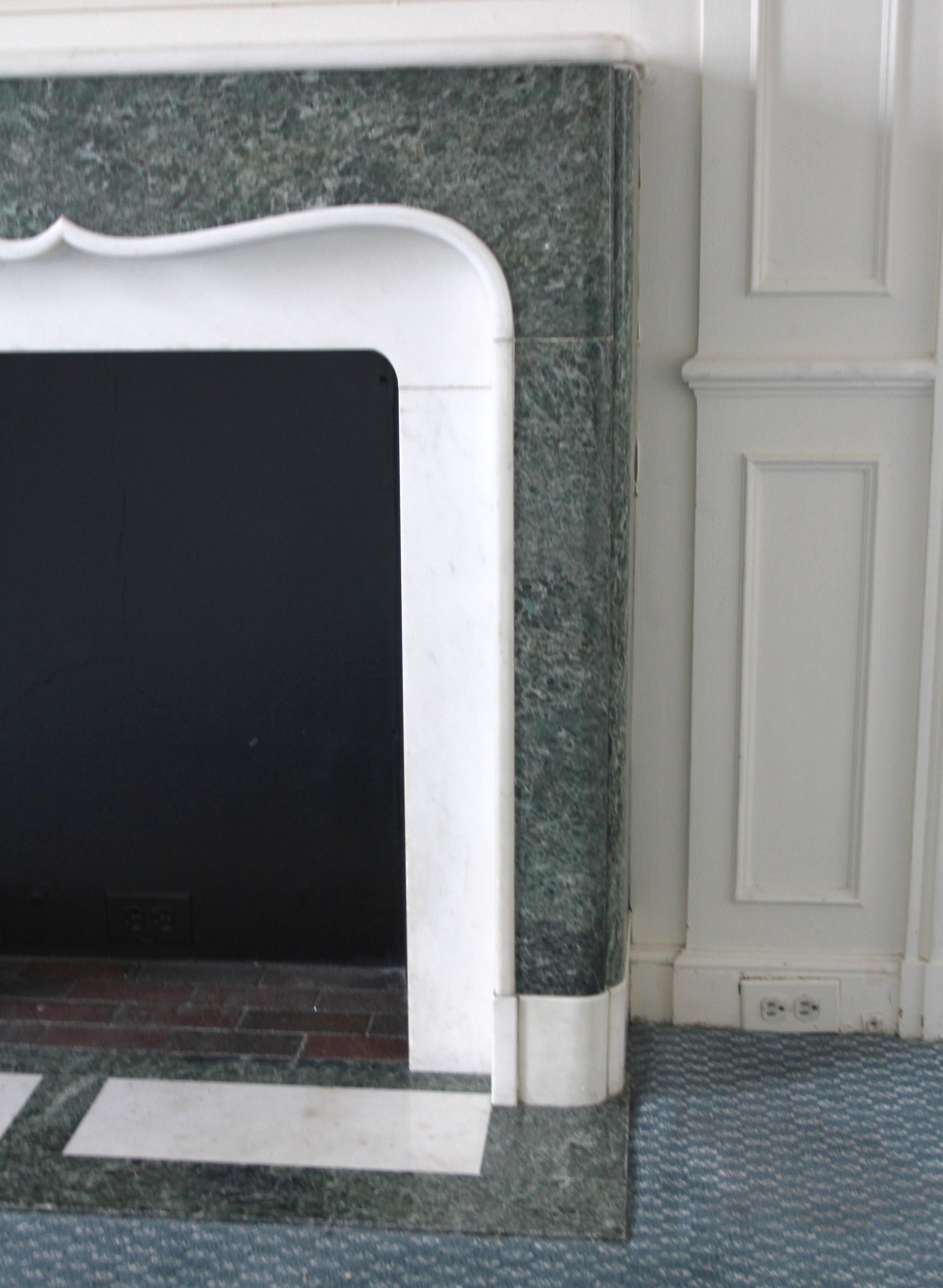 Cheminée tours en marbre vert et blanc de l'hôtel Waldorf Astoria en vente 4