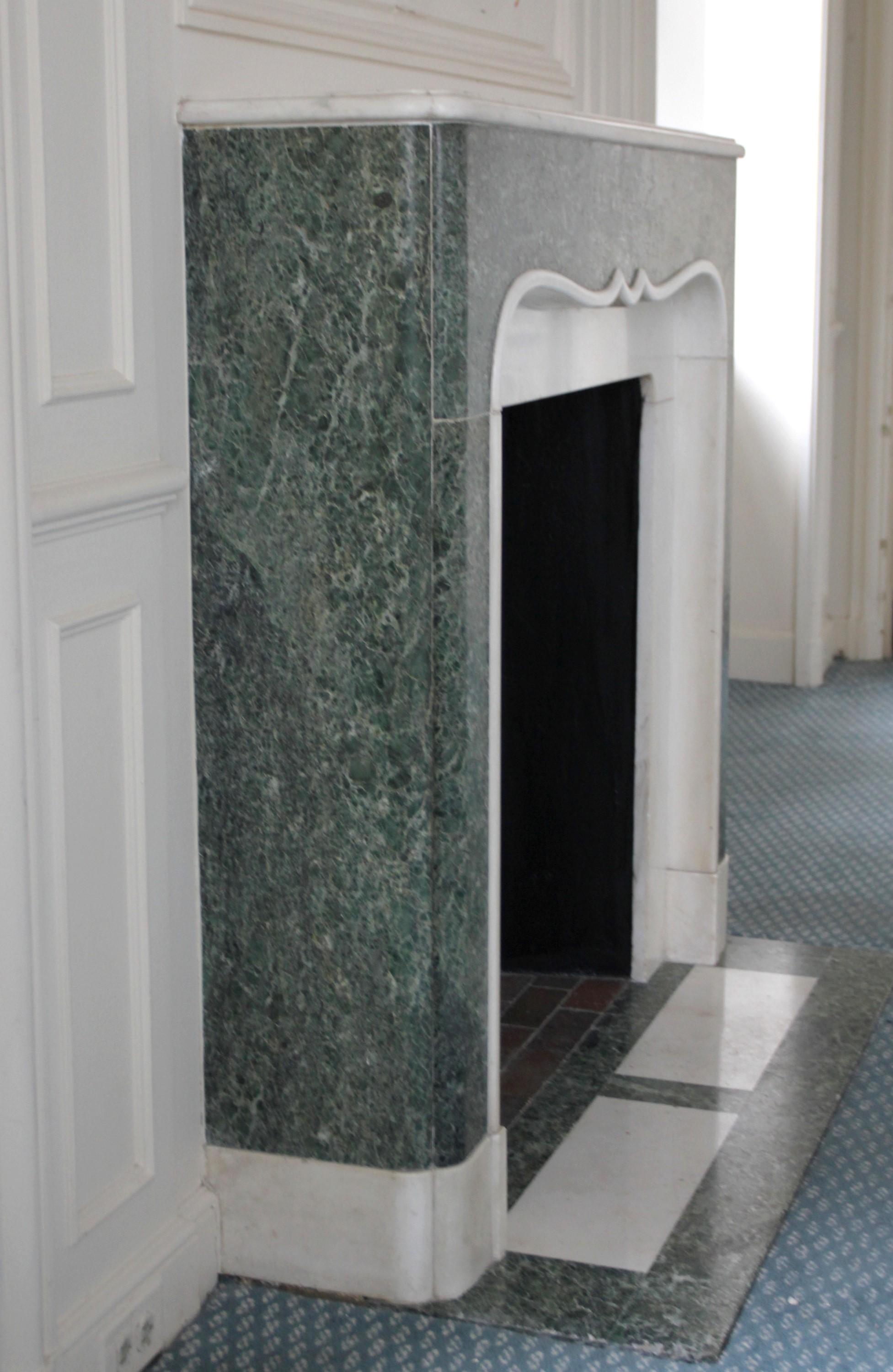 Waldorf Astoria Hotel Towers Green White Marble Mantel In Good Condition For Sale In New York, NY