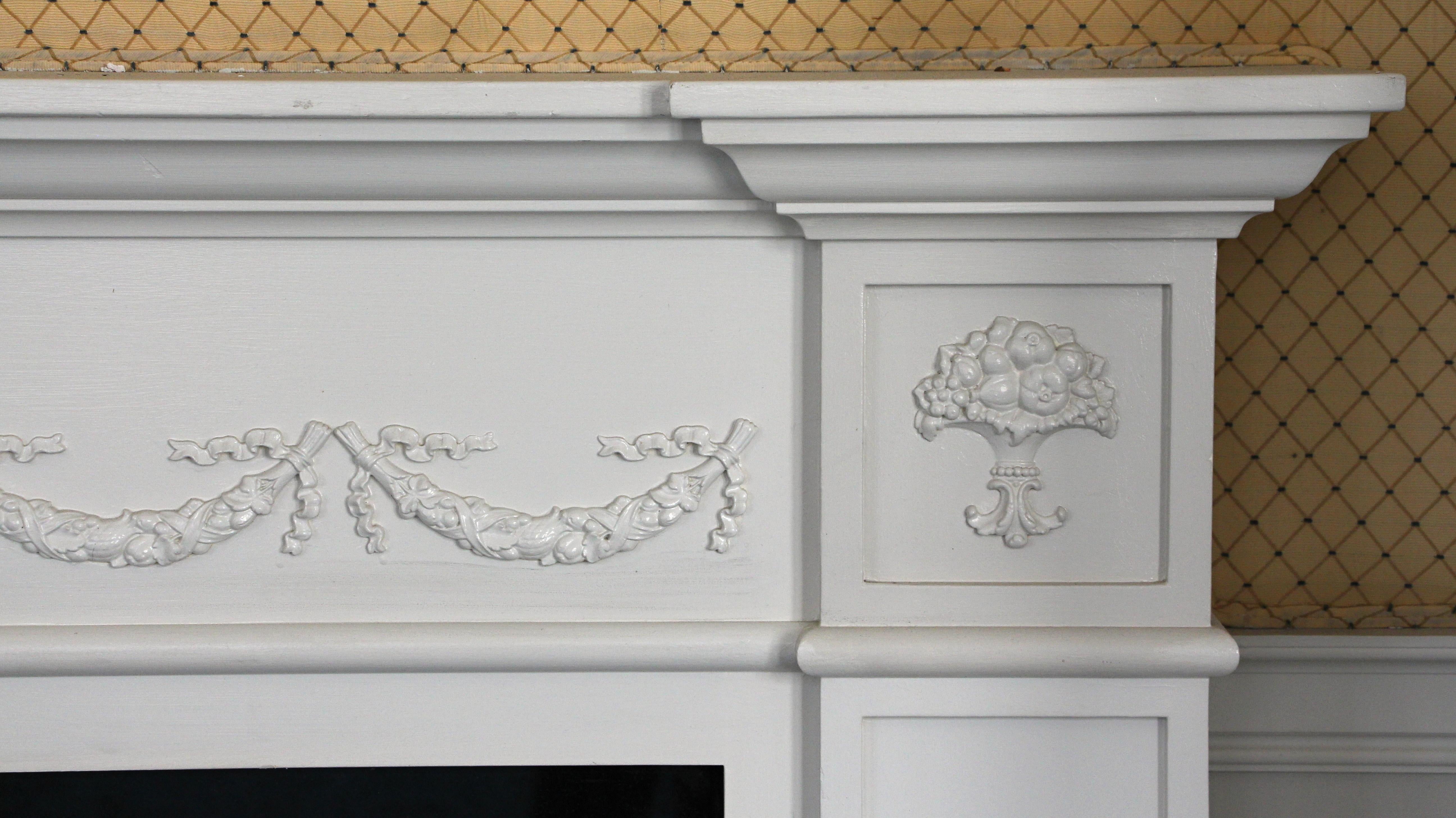 Cheminée fédérale de Waldorf Astoria Morgan Suite en bois blanc en vente 3