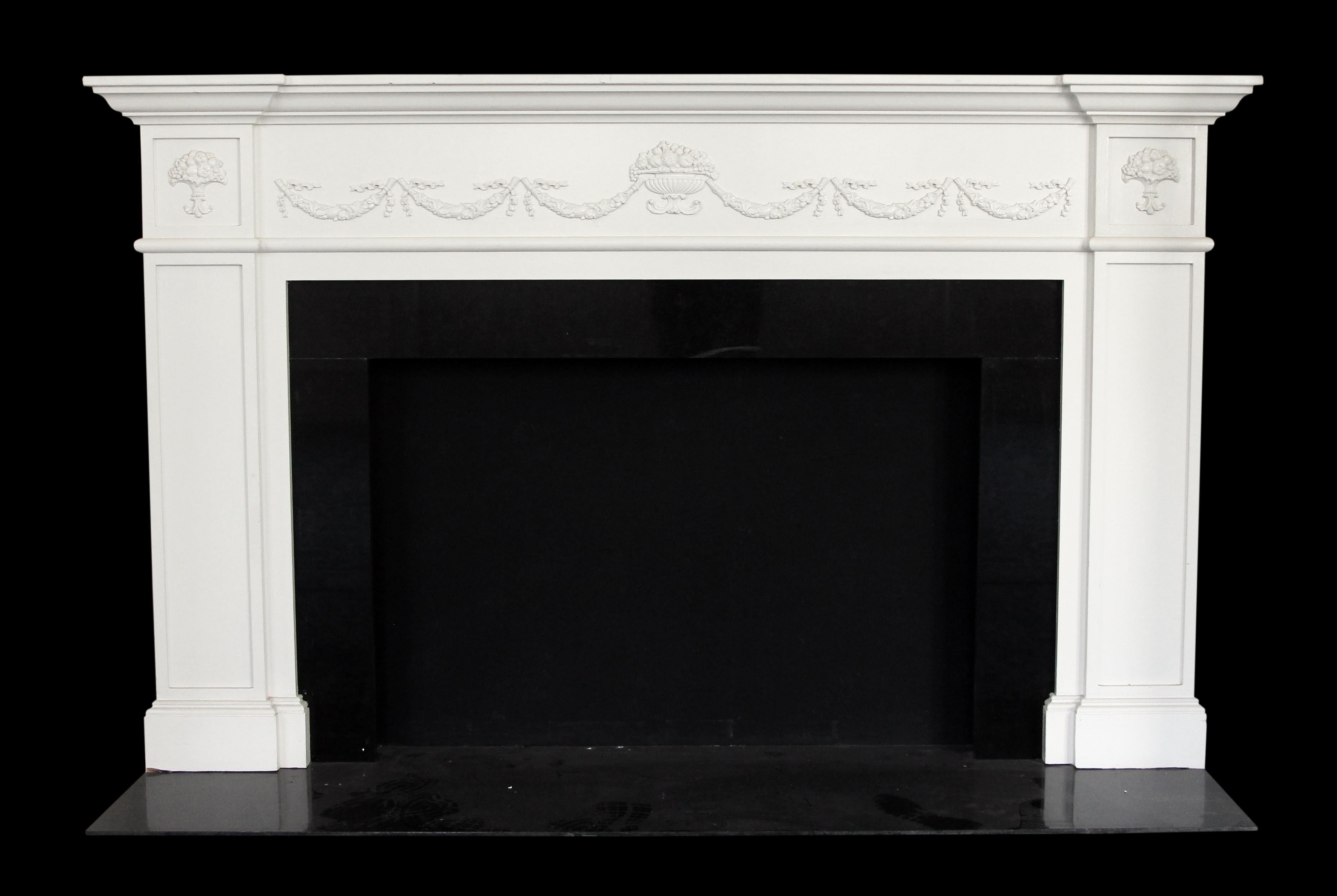 Cheminée de style fédéral dans une production contemporaine en bois peint en blanc et décorée de bouquets floraux et de guirlandes. Cette cheminée a été acquise dans la suite Morgan de l'hôtel Waldorf Astoria à New York. Cette cheminée est l'une des