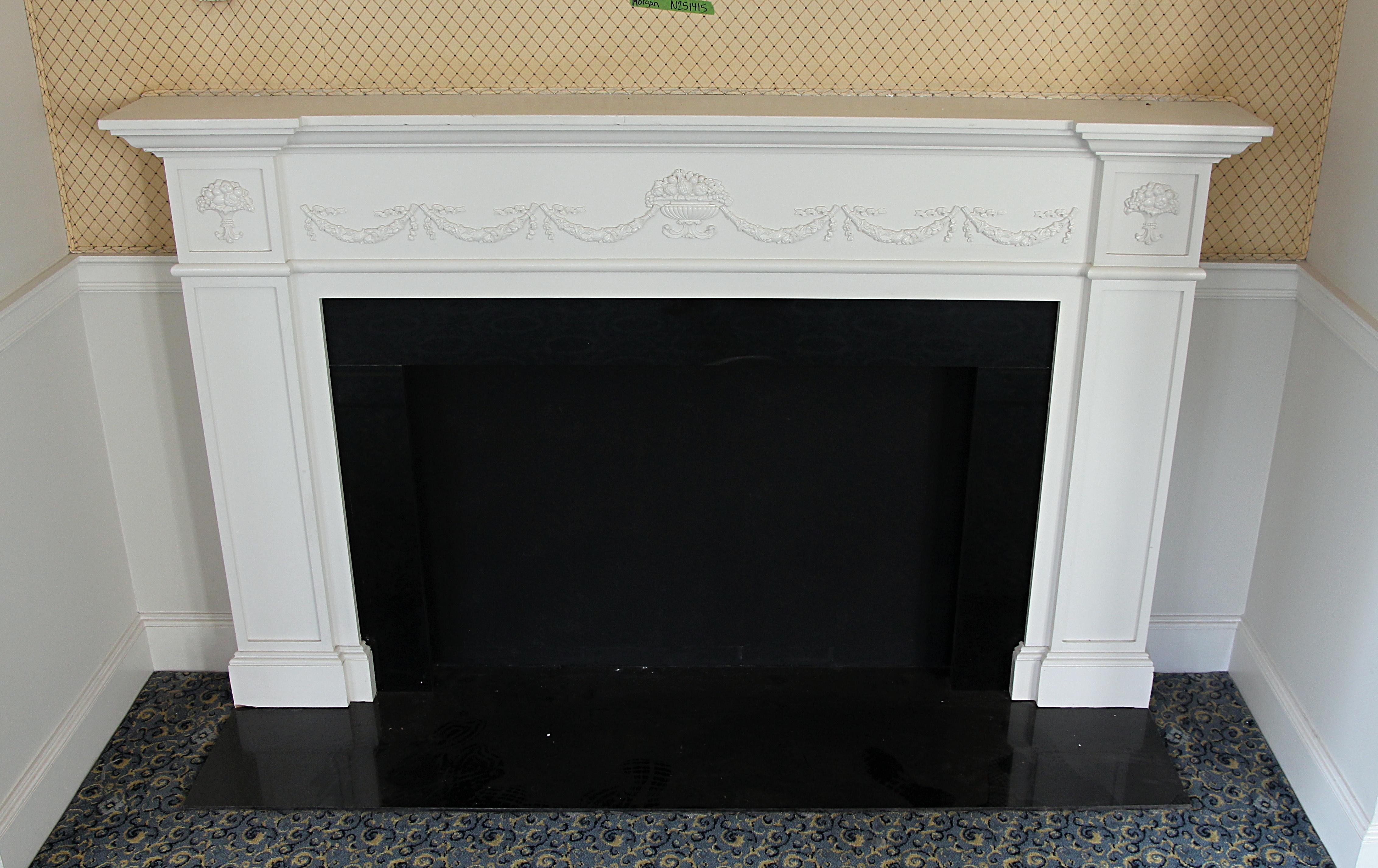 20ième siècle Cheminée fédérale de Waldorf Astoria Morgan Suite en bois blanc en vente