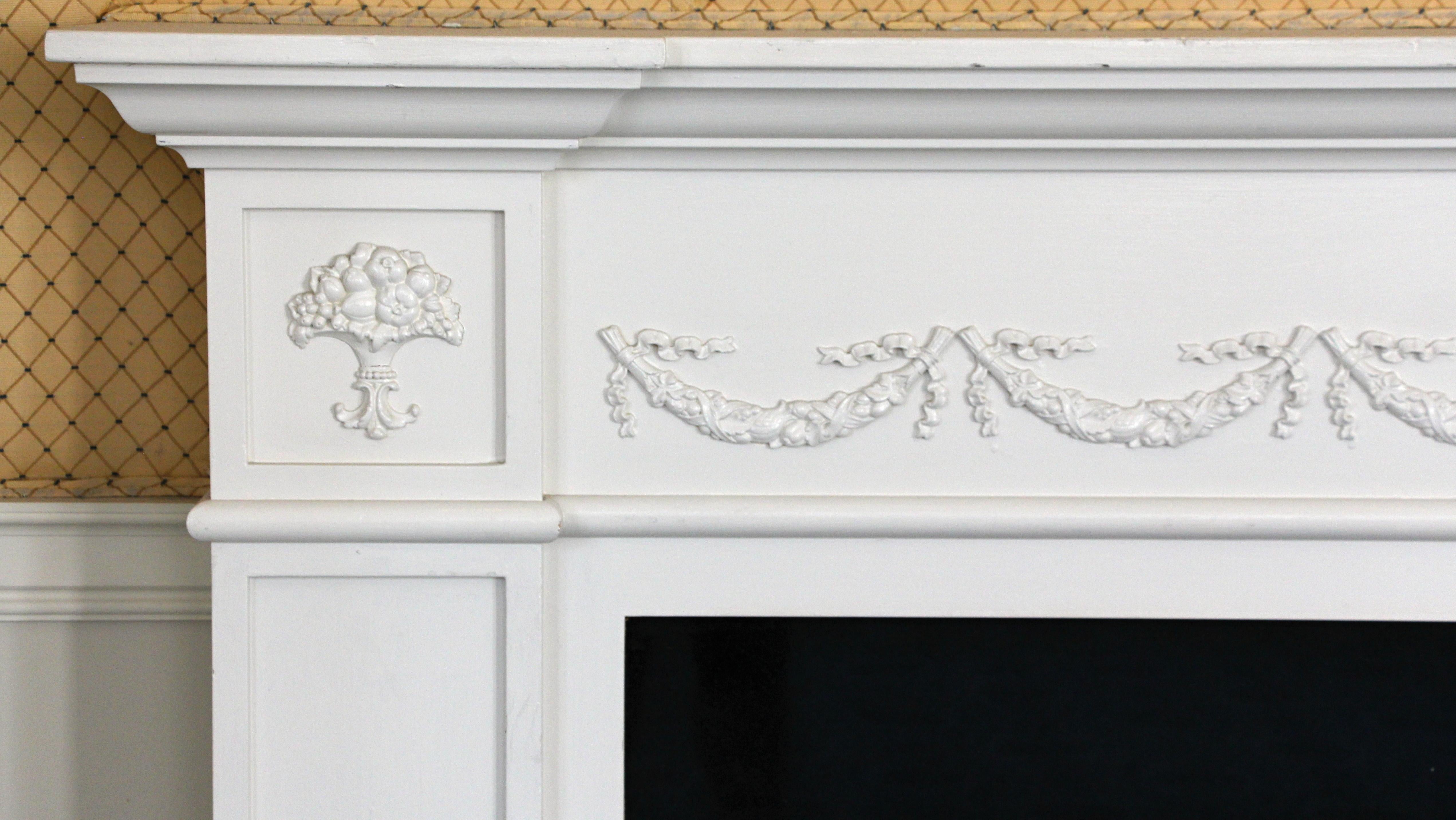 Cheminée fédérale de Waldorf Astoria Morgan Suite en bois blanc en vente 1