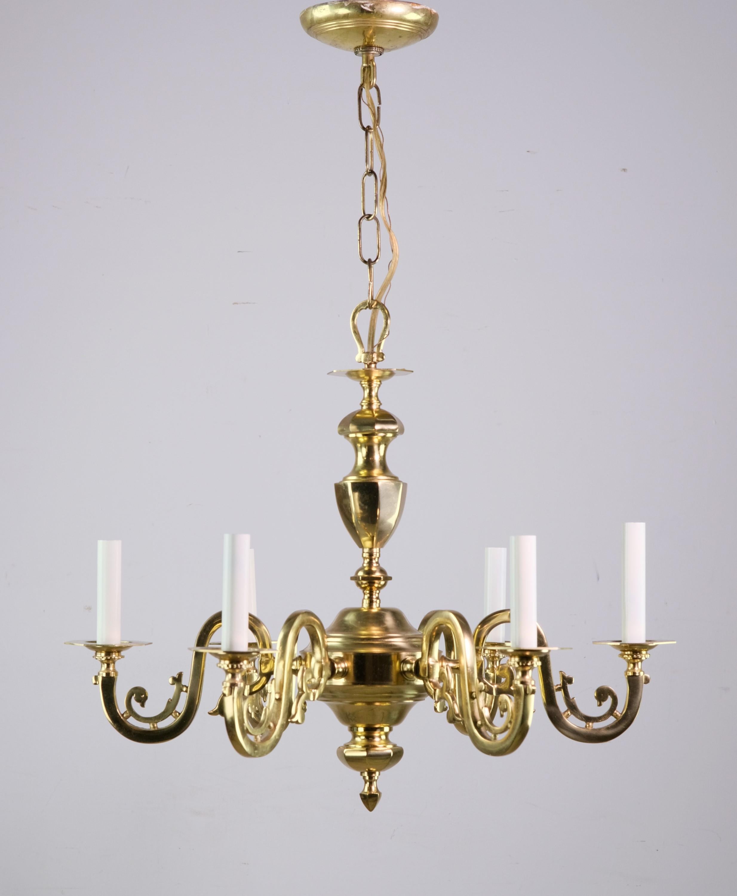 Lustre géorgien du milieu du 20e siècle en laiton très poli avec six bras, original pour les tours du 35e étage de l'hôtel Waldorf Astoria de New York. Le prix comprend la restauration. Une carte d'authenticité Waldorf Astoria est incluse avec votre