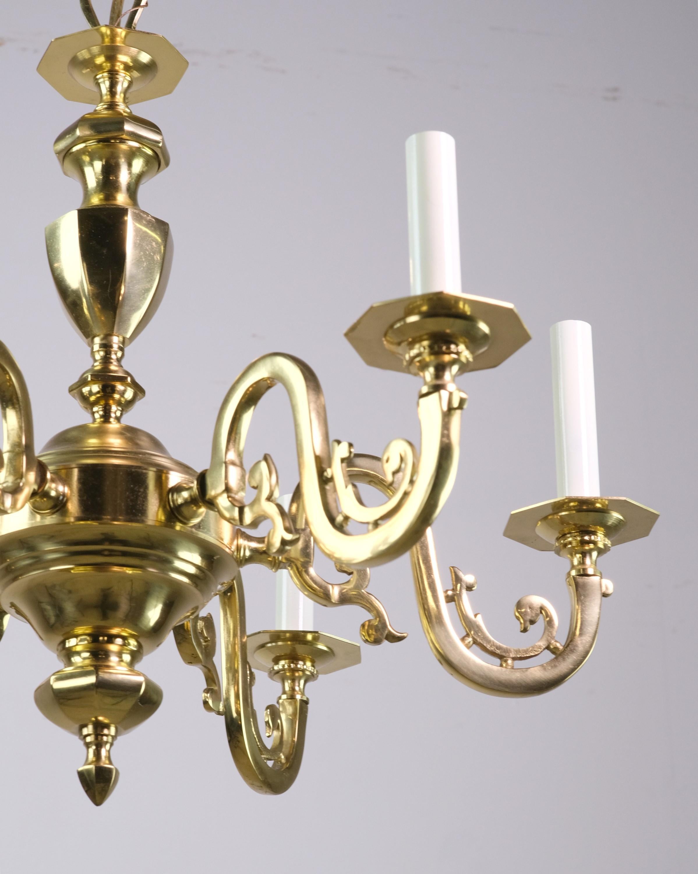 Américain Lustre Waldorf Astoria en laiton poli de style géorgien avec 6 bras de bougeoirs