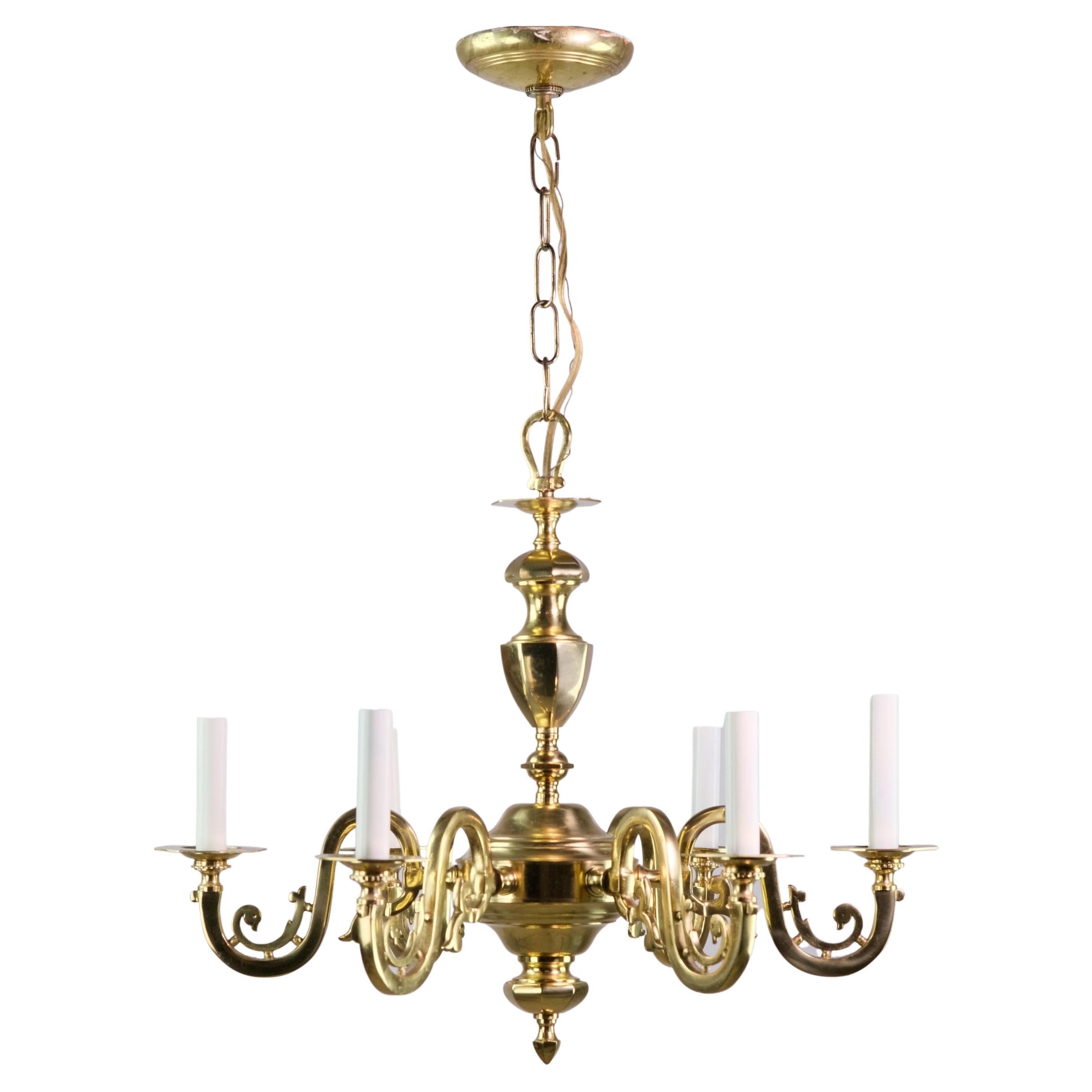 Lustre Waldorf Astoria en laiton poli de style géorgien avec 6 bras de bougeoirs