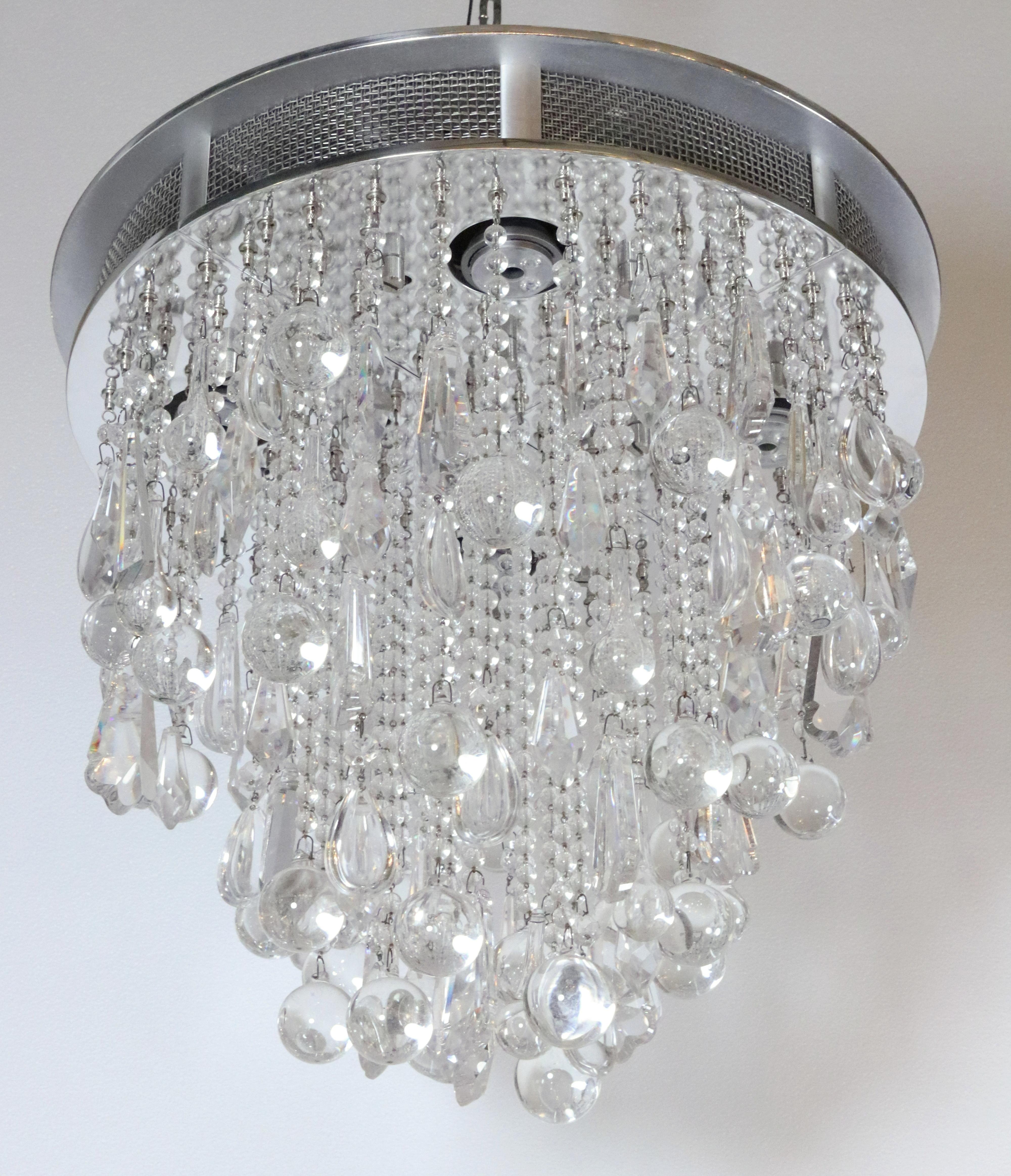 Ce lustre encastré de style moderne provient du spa du 19e étage de l'hôtel Waldorf Astoria. Conçu par Todd Rugee. Elle est ornée de cristaux soufflés à la main, suspendus à un luminaire en nickel satiné. Une carte d'authenticité Waldorf Astoria est