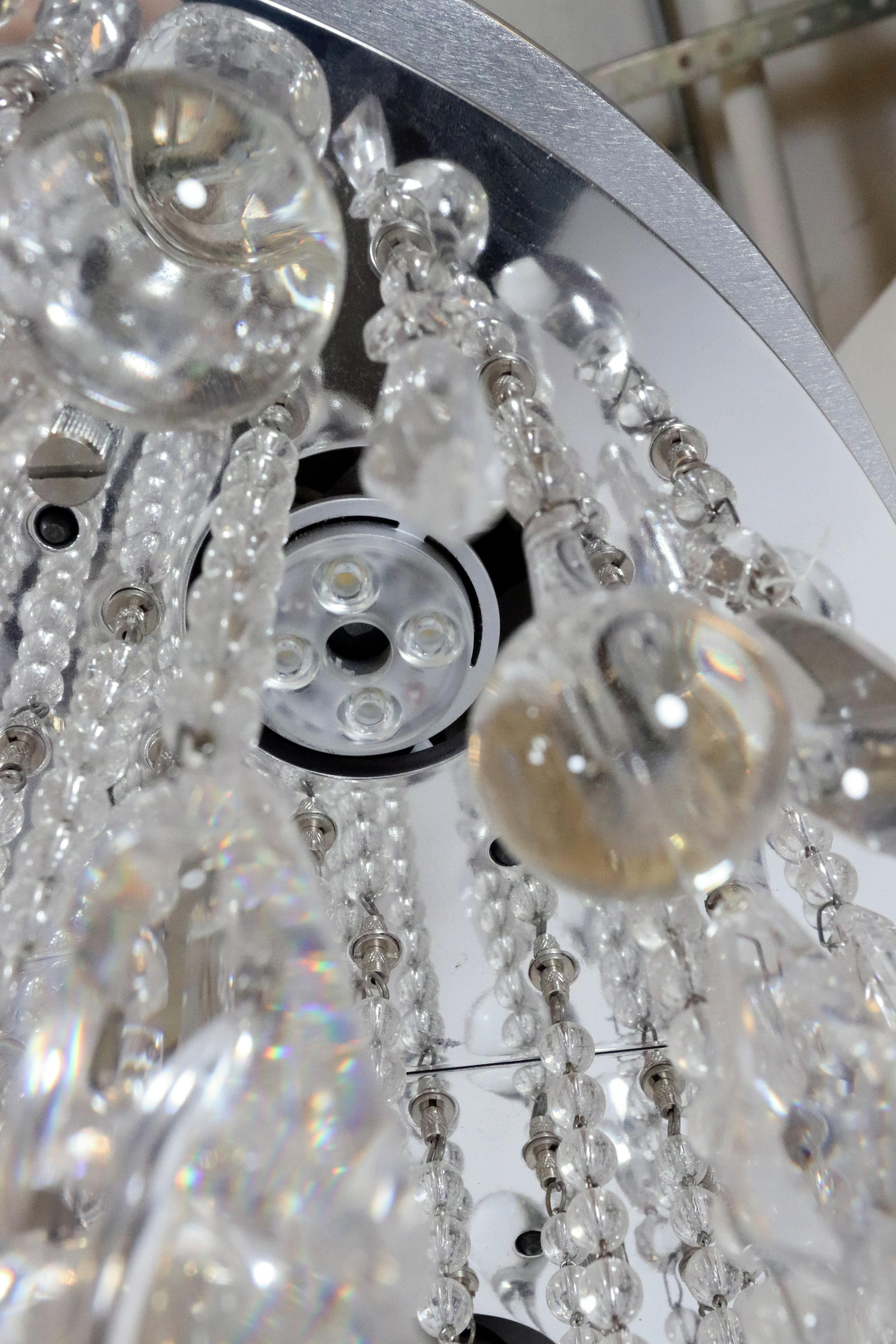 20ième siècle Lustre Waldorf Astoria à cristaux ronds en nickel satiné en vente