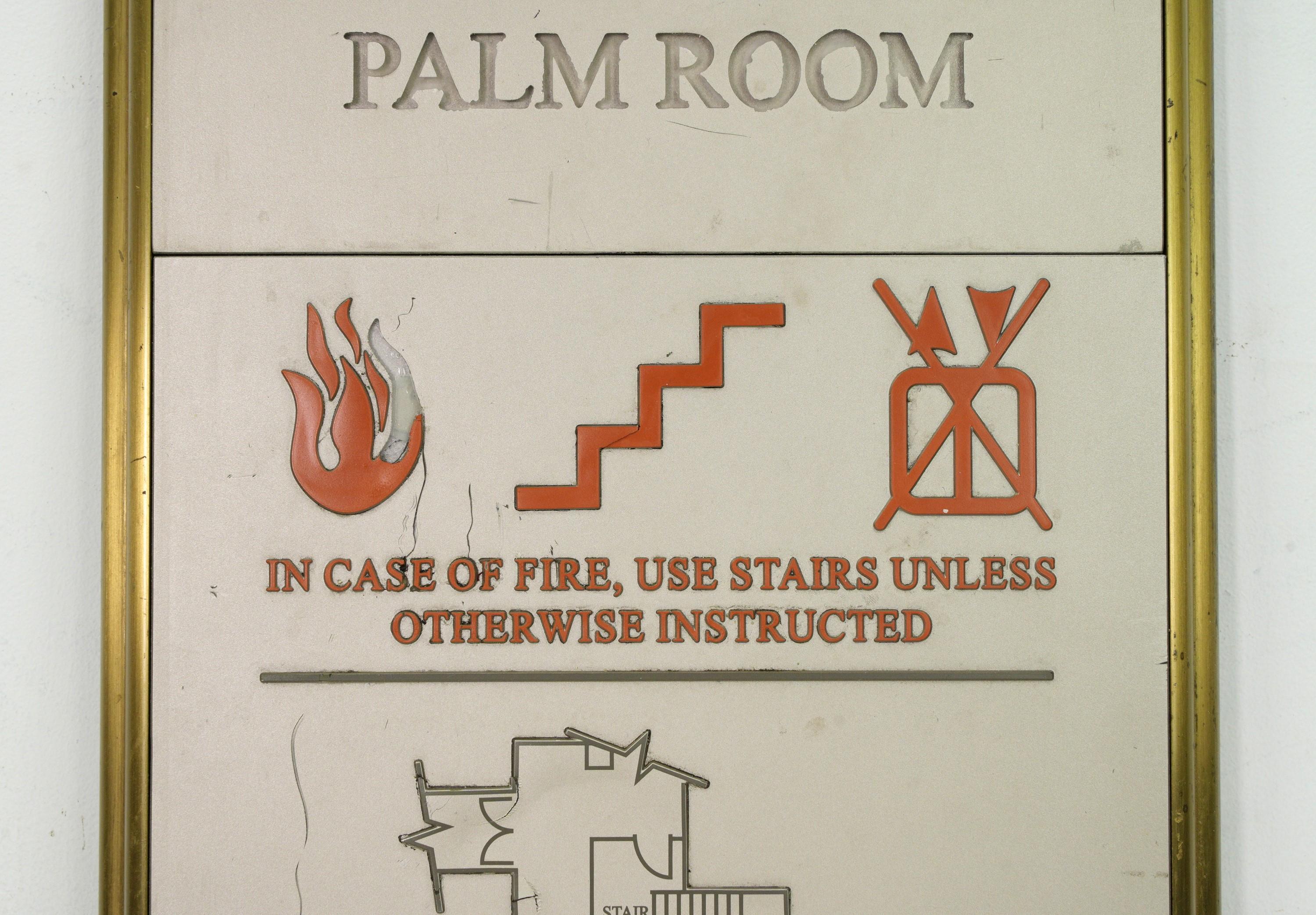 Panneau de sécurité de la cour d'incendie Waldorf Astoria Starlight Roof Palm Court en vente 1