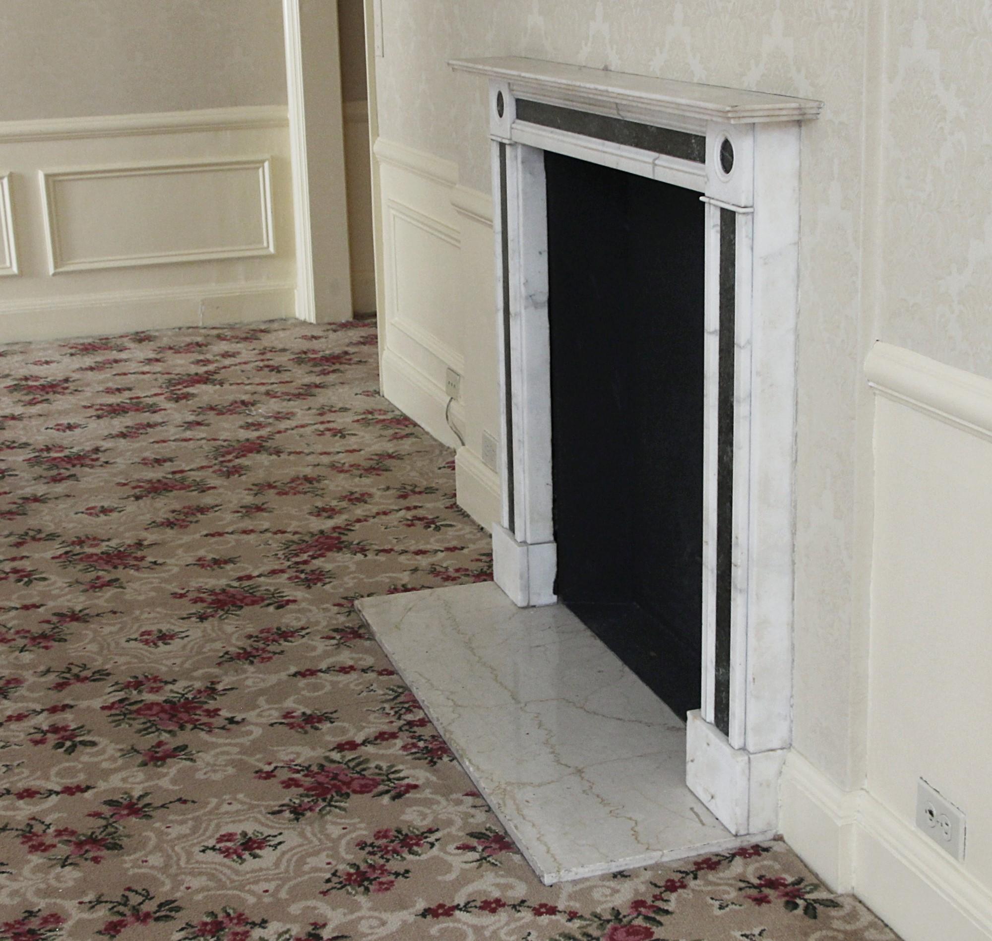 Cheminée en marbre blanc et vert antique de l'hôtel Waldorf Astoria en vente 7